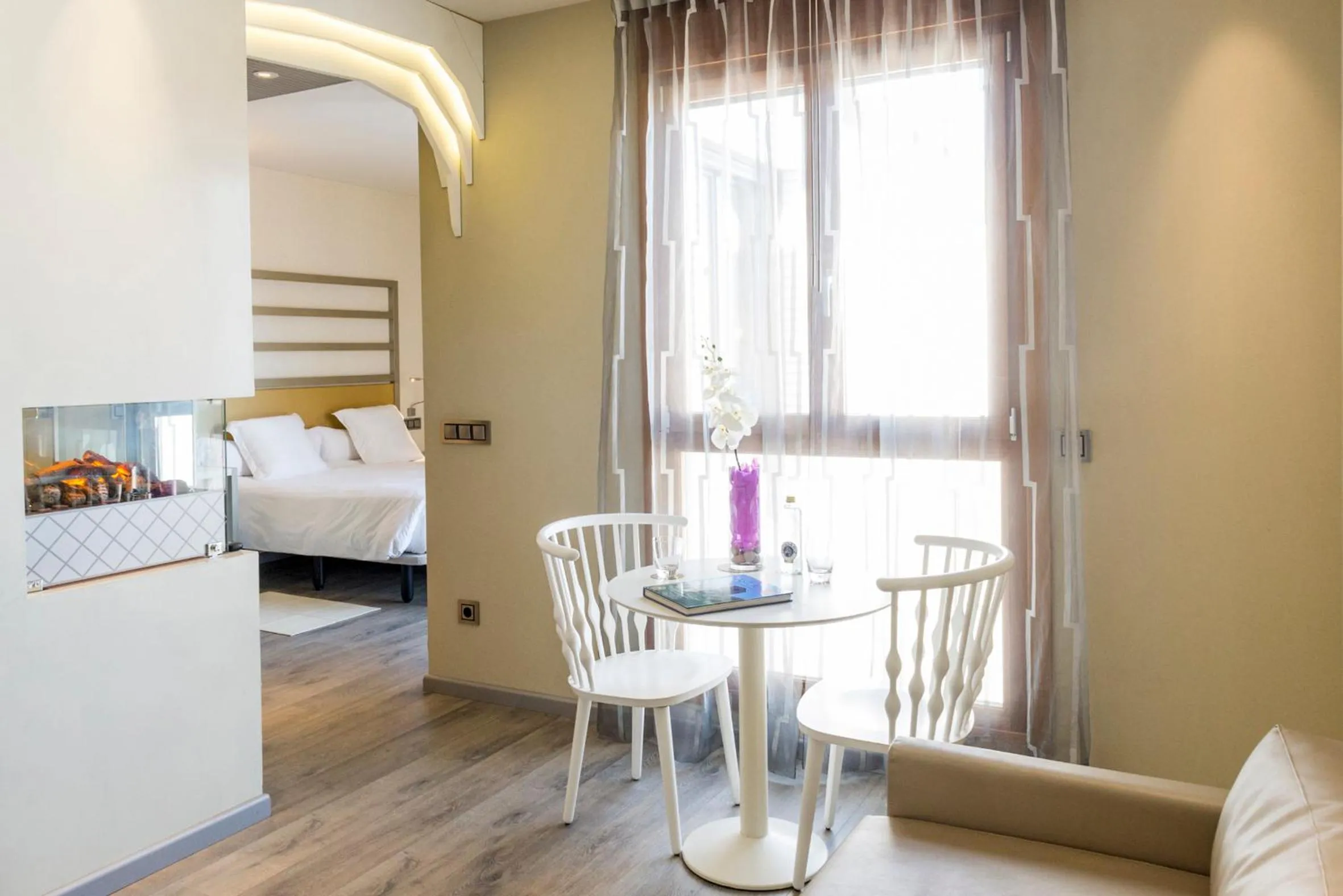 Dining area, Bed in Hotel & Spa Princesa Munia