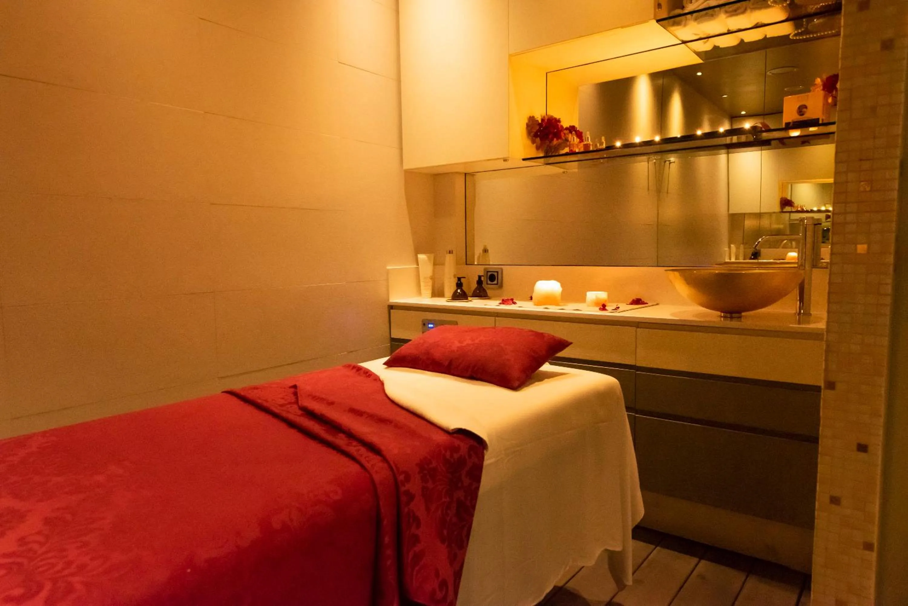 Massage, Bed in Hotel & Spa Princesa Munia