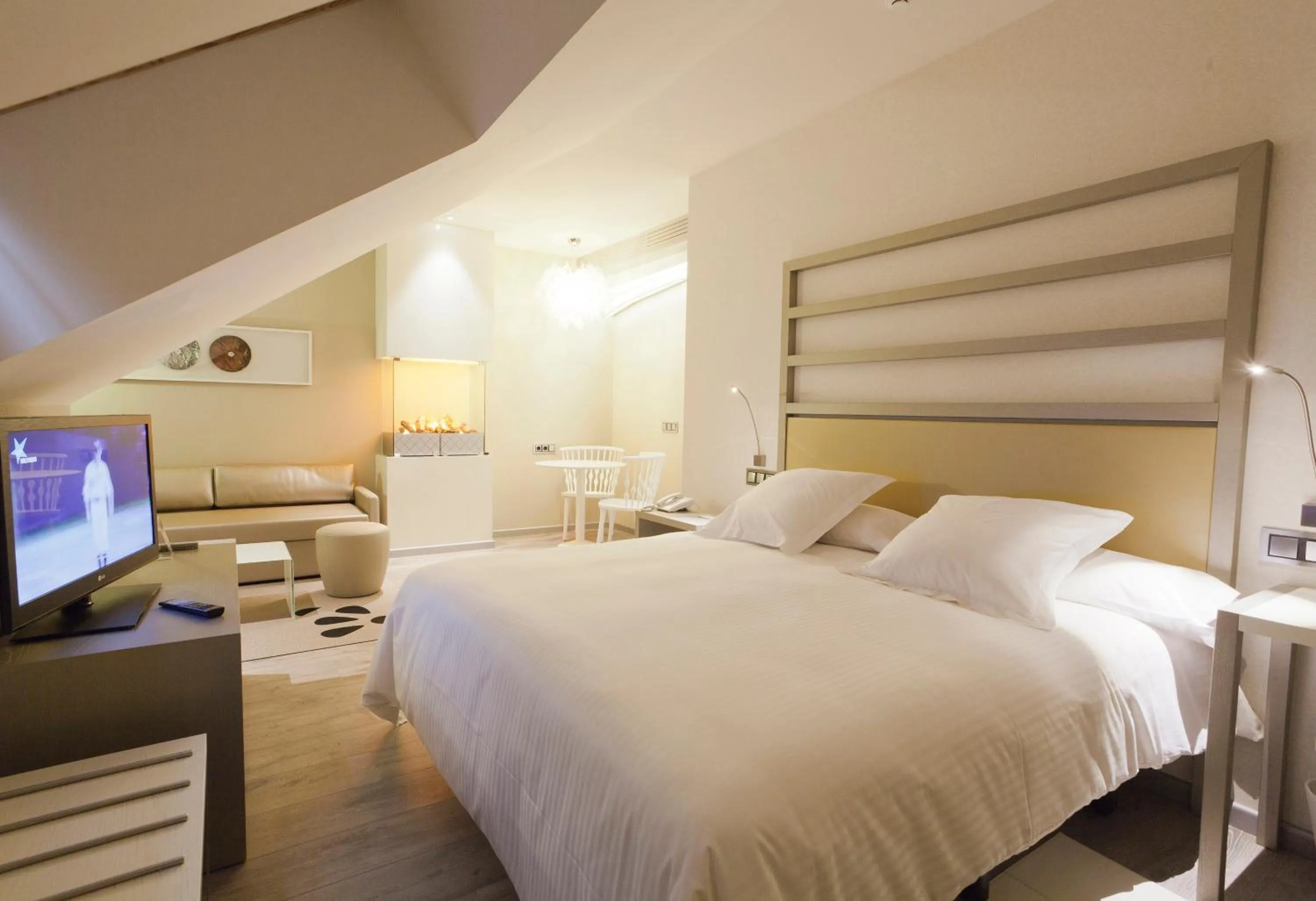 Bedroom, Bed in Hotel & Spa Princesa Munia