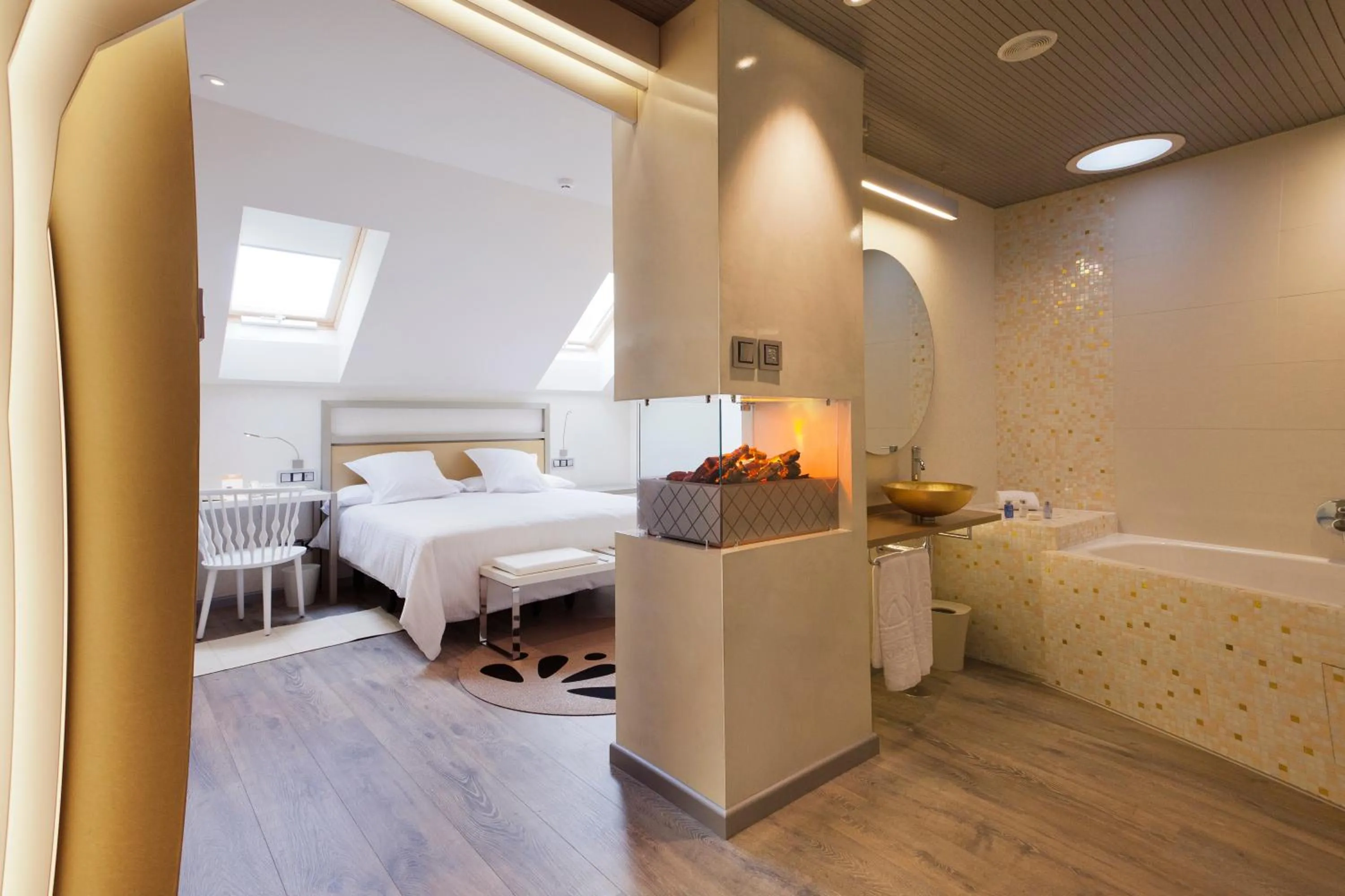 Bathroom, Bed in Hotel & Spa Princesa Munia