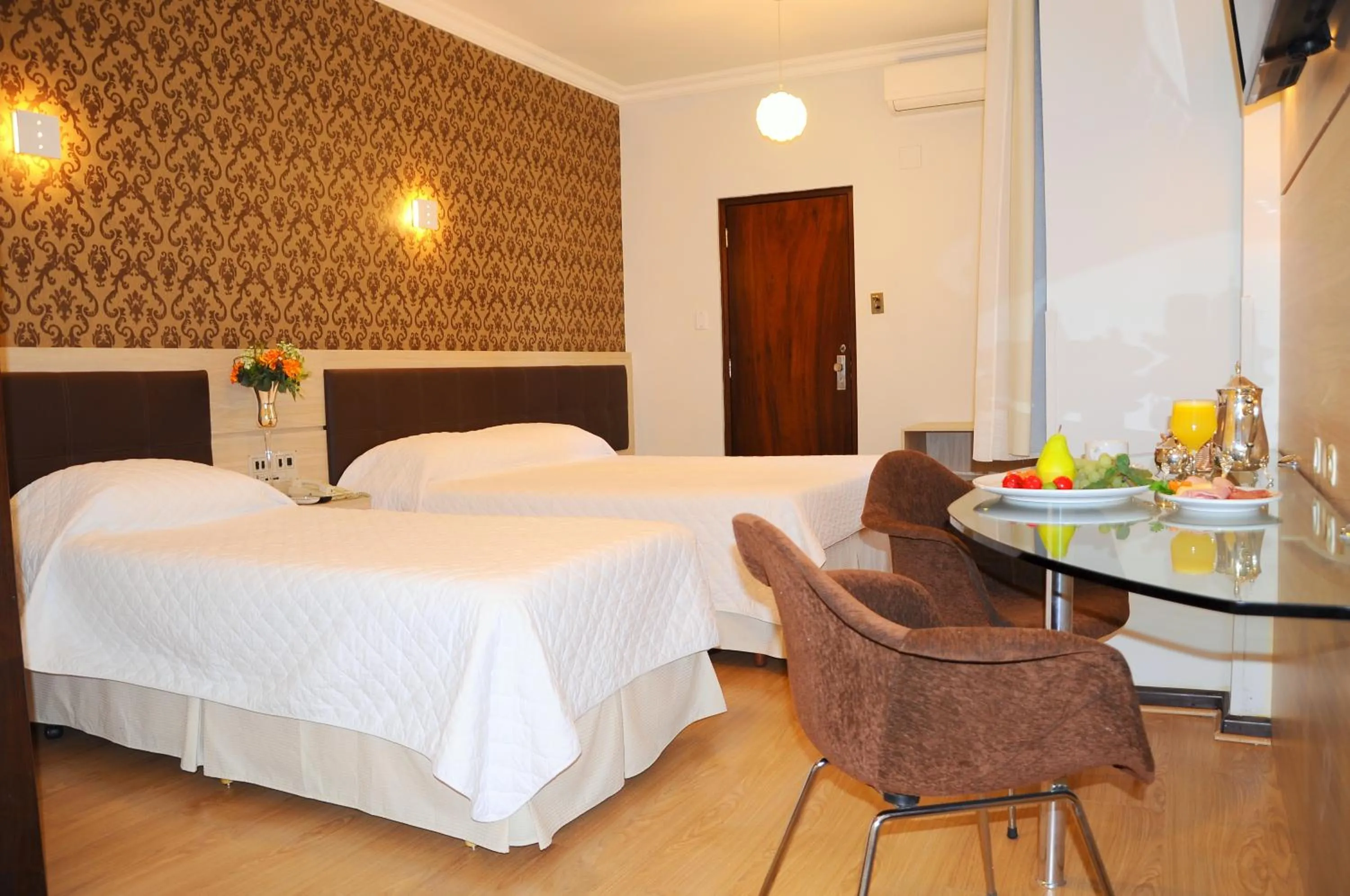 Photo of the whole room, Bed in Curitiba Palace Hotel