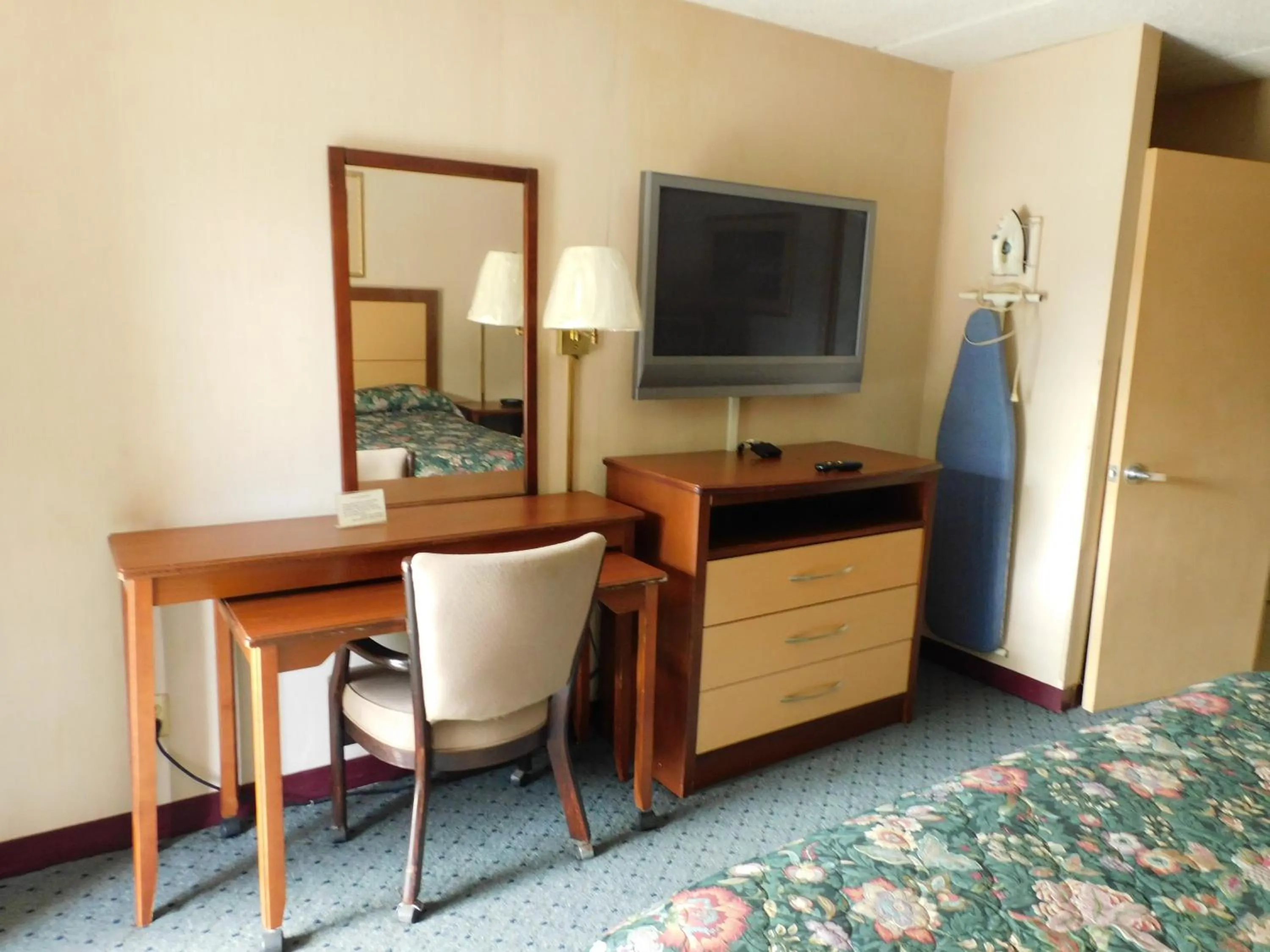 Bed in Camilla Inn & Suites