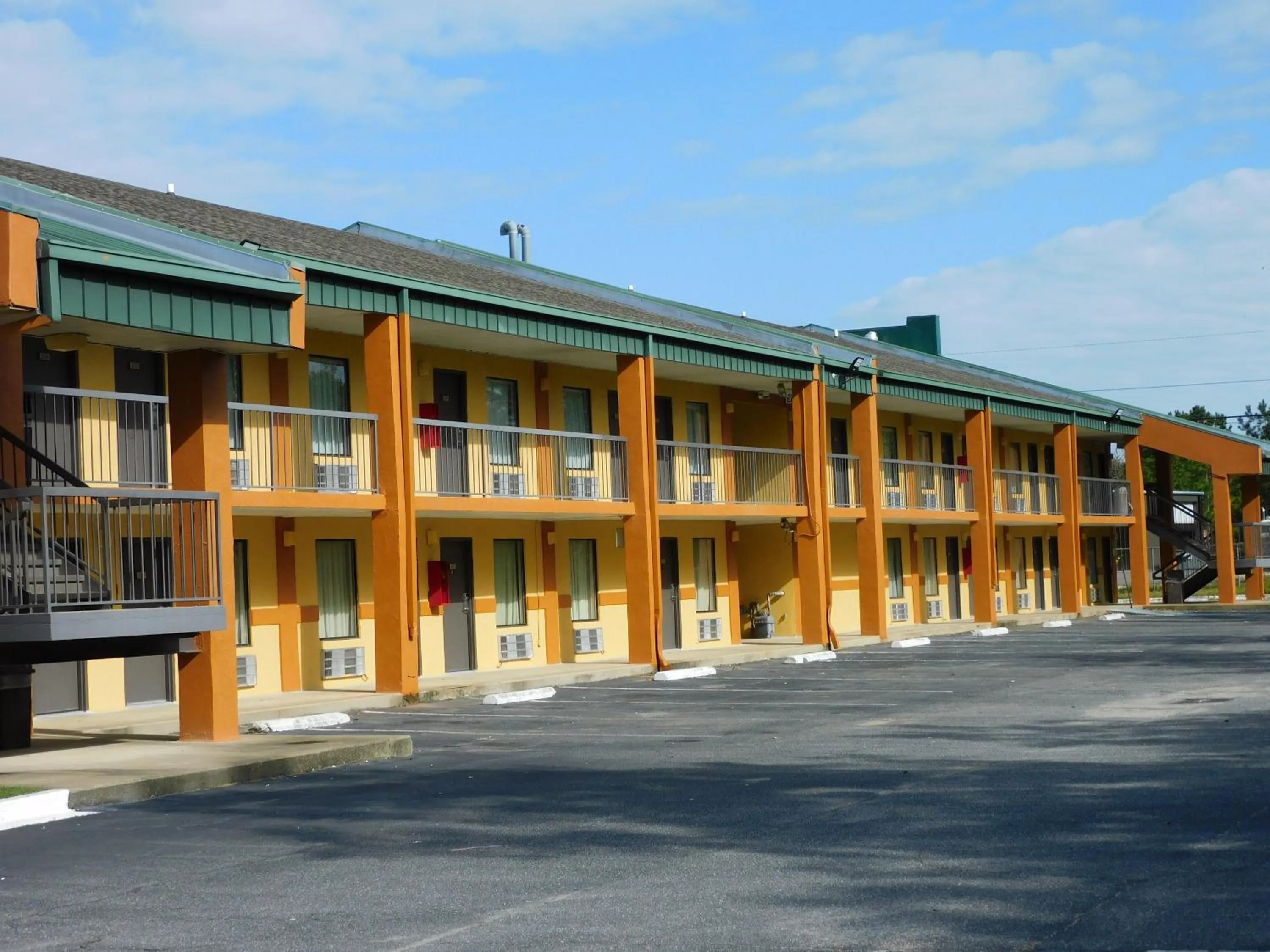 Camilla Inn & Suites