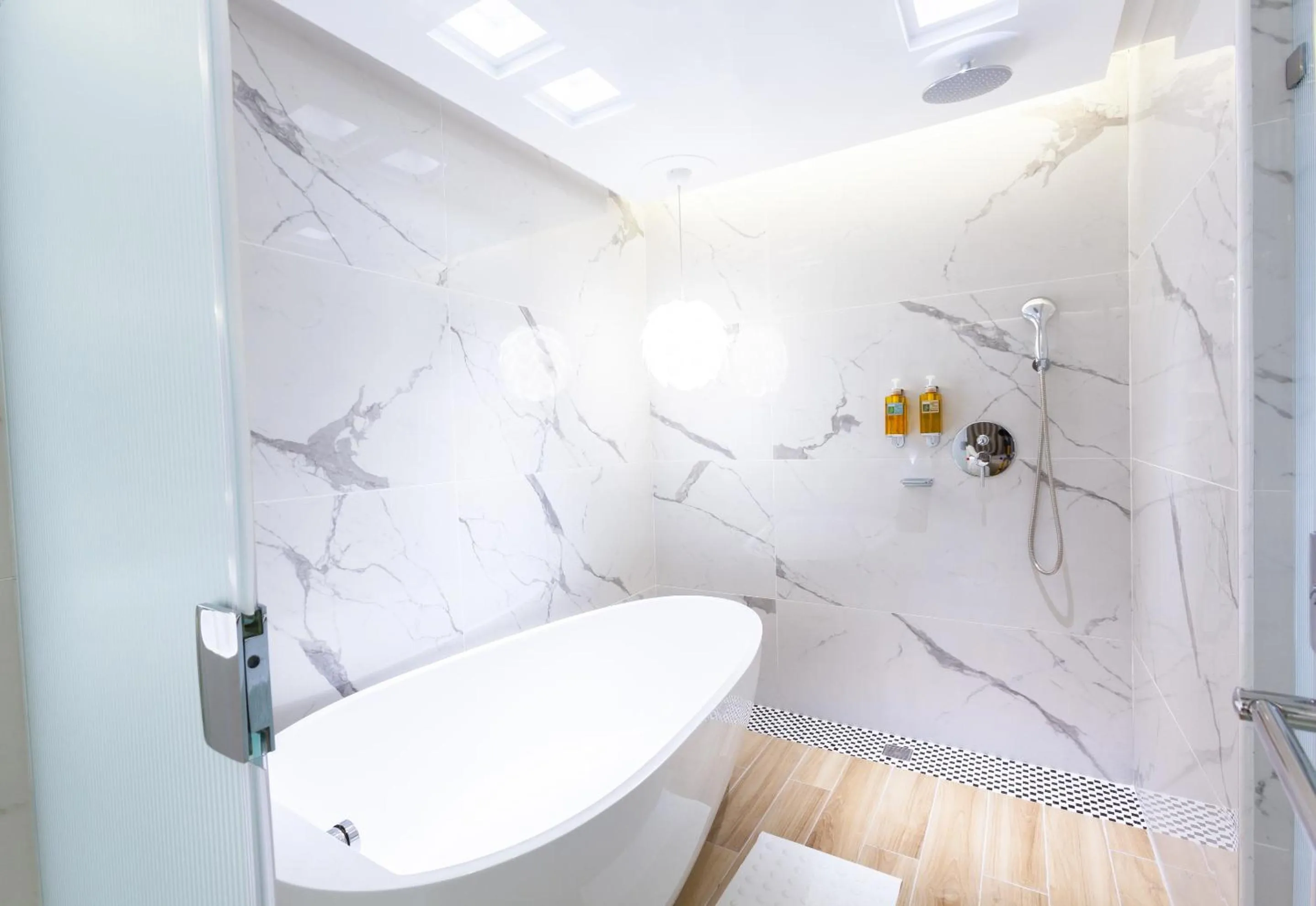 Shower in Chao Motel