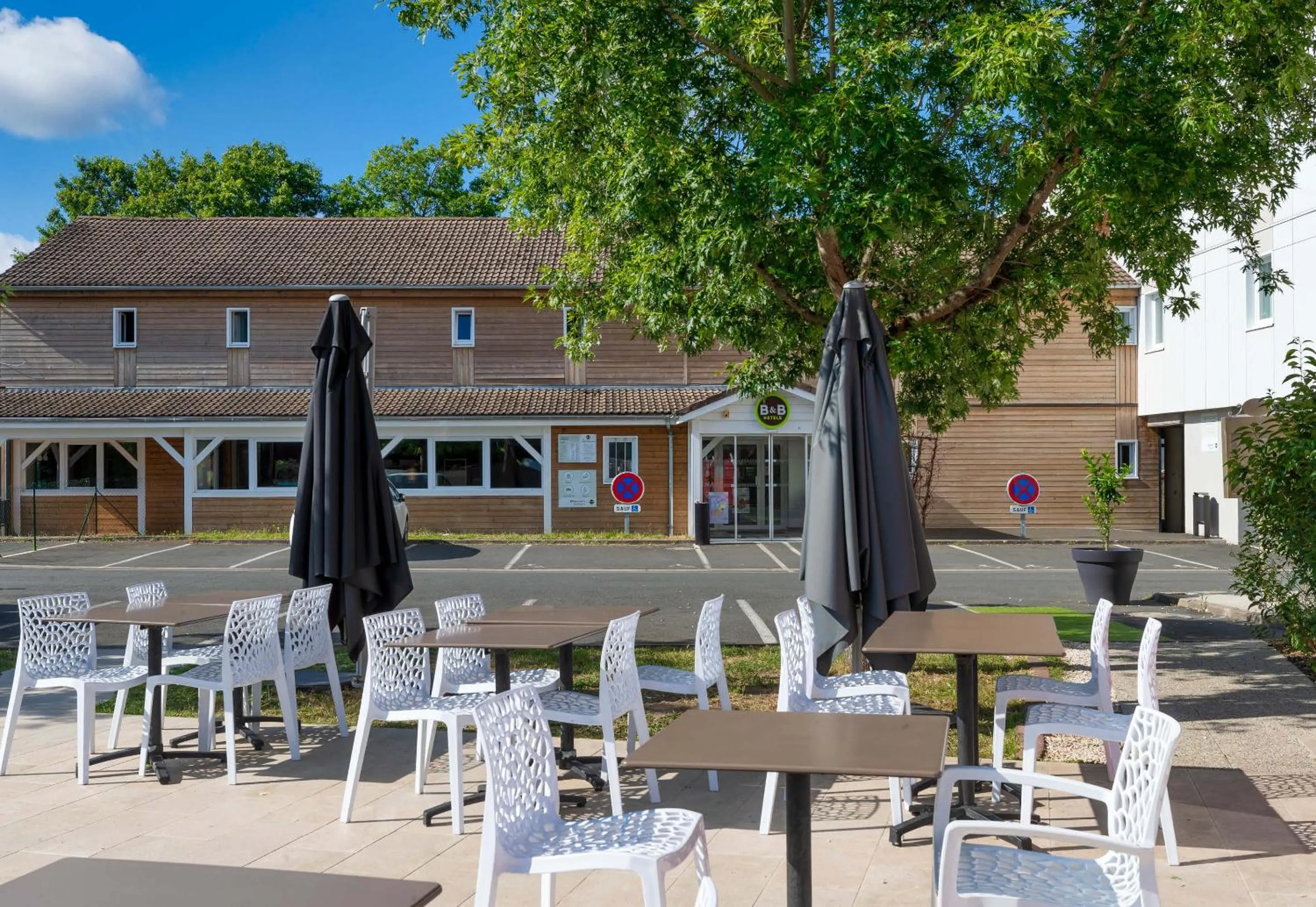 Patio in B&B HOTEL Orleans Saint-Jean de Braye