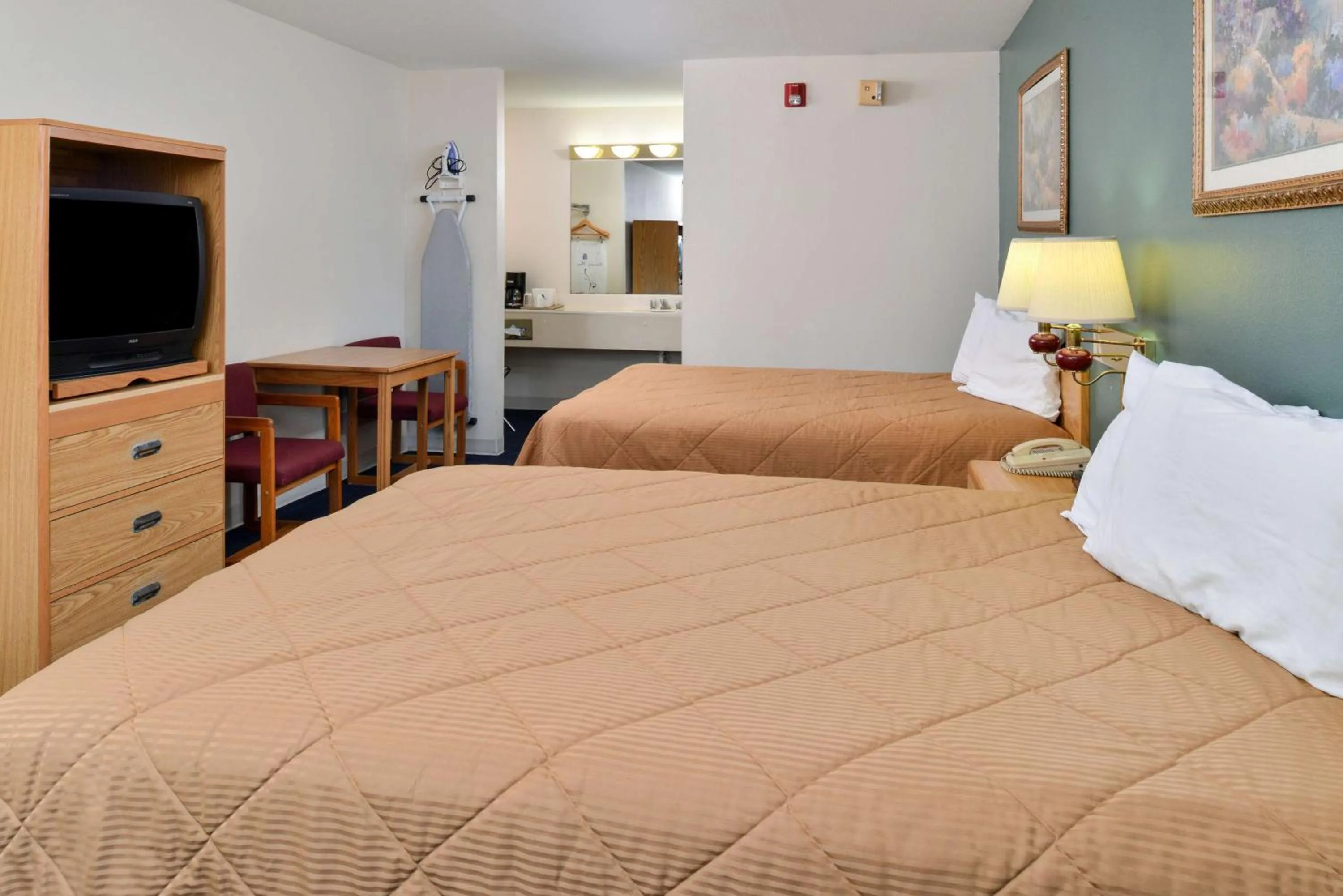 Bedroom, TV/Entertainment Center in Americas Best Value Inn Kinder