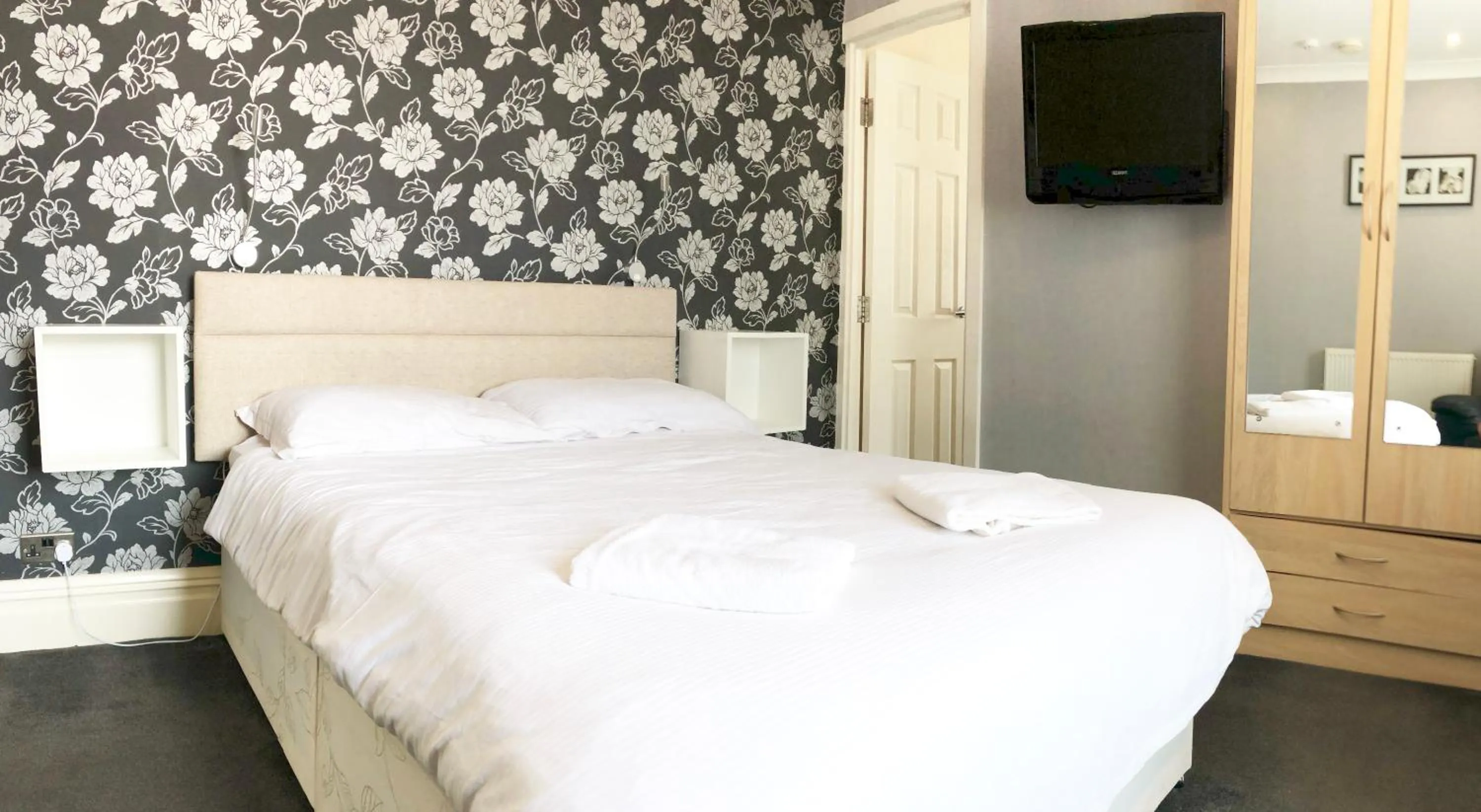 Bedroom, Bed in Empress Select Holiday Flats