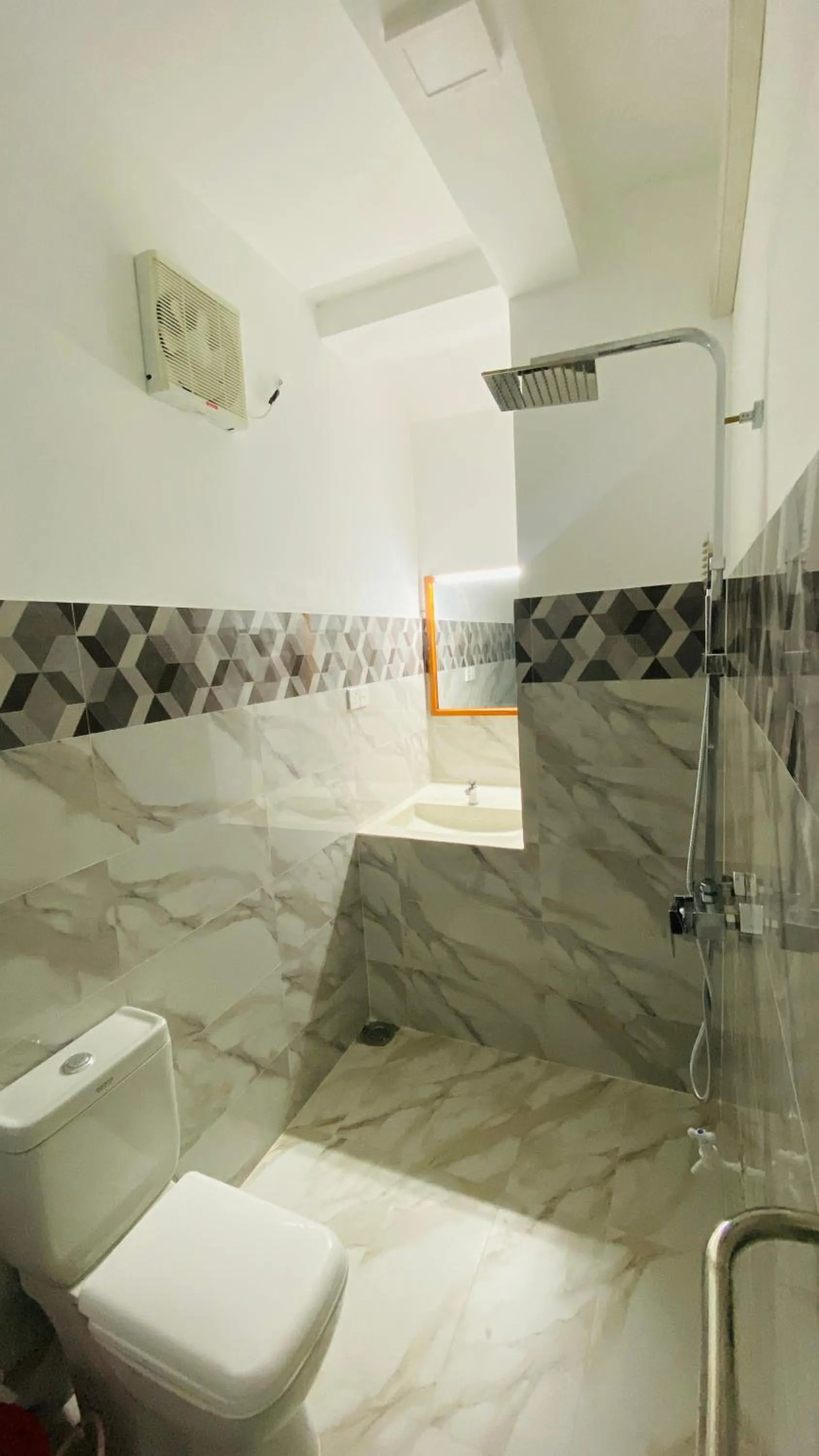 Shower in New Ocean Vibes Ahangama