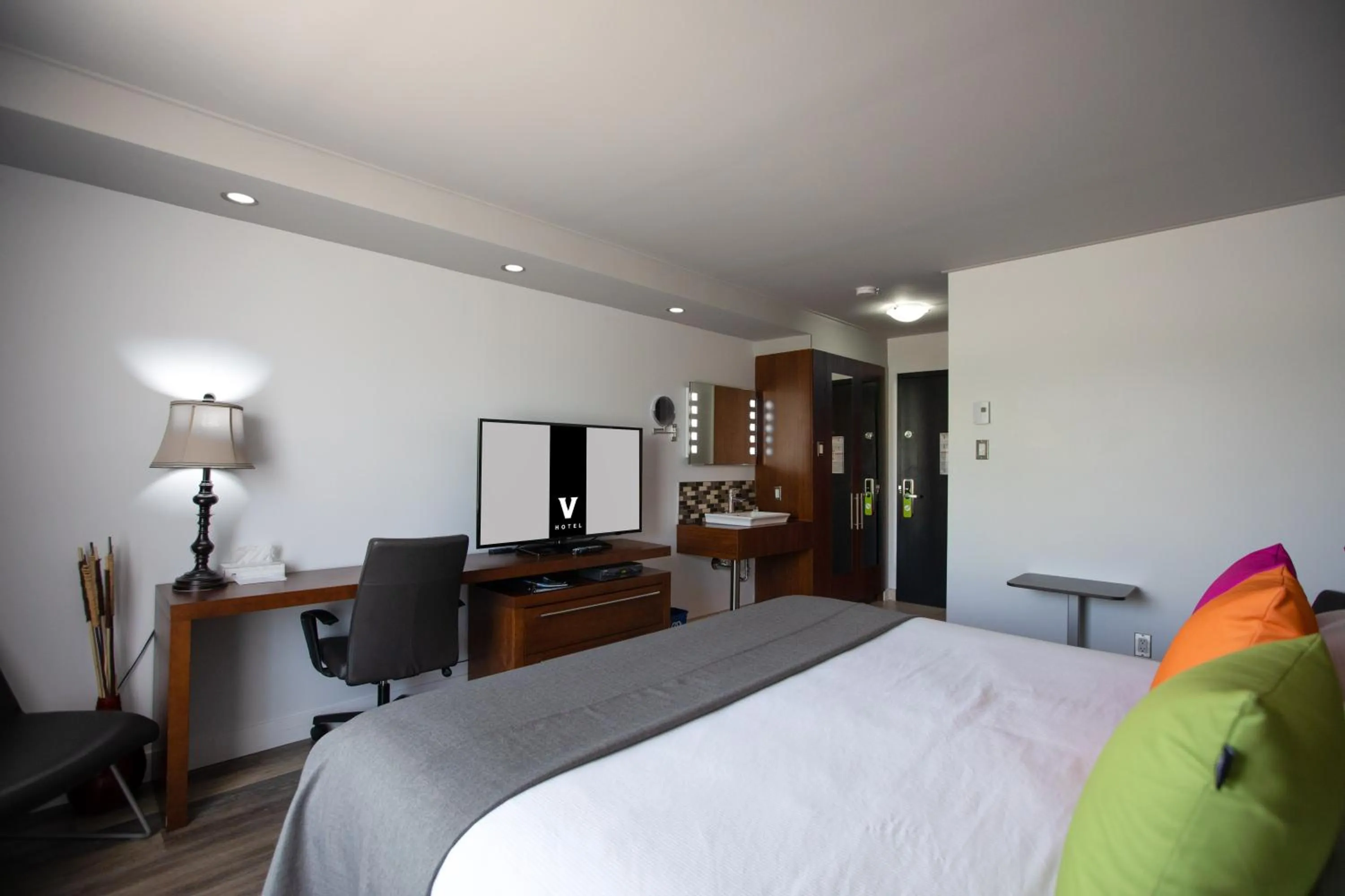 Photo of the whole room, Bed in Hotel V