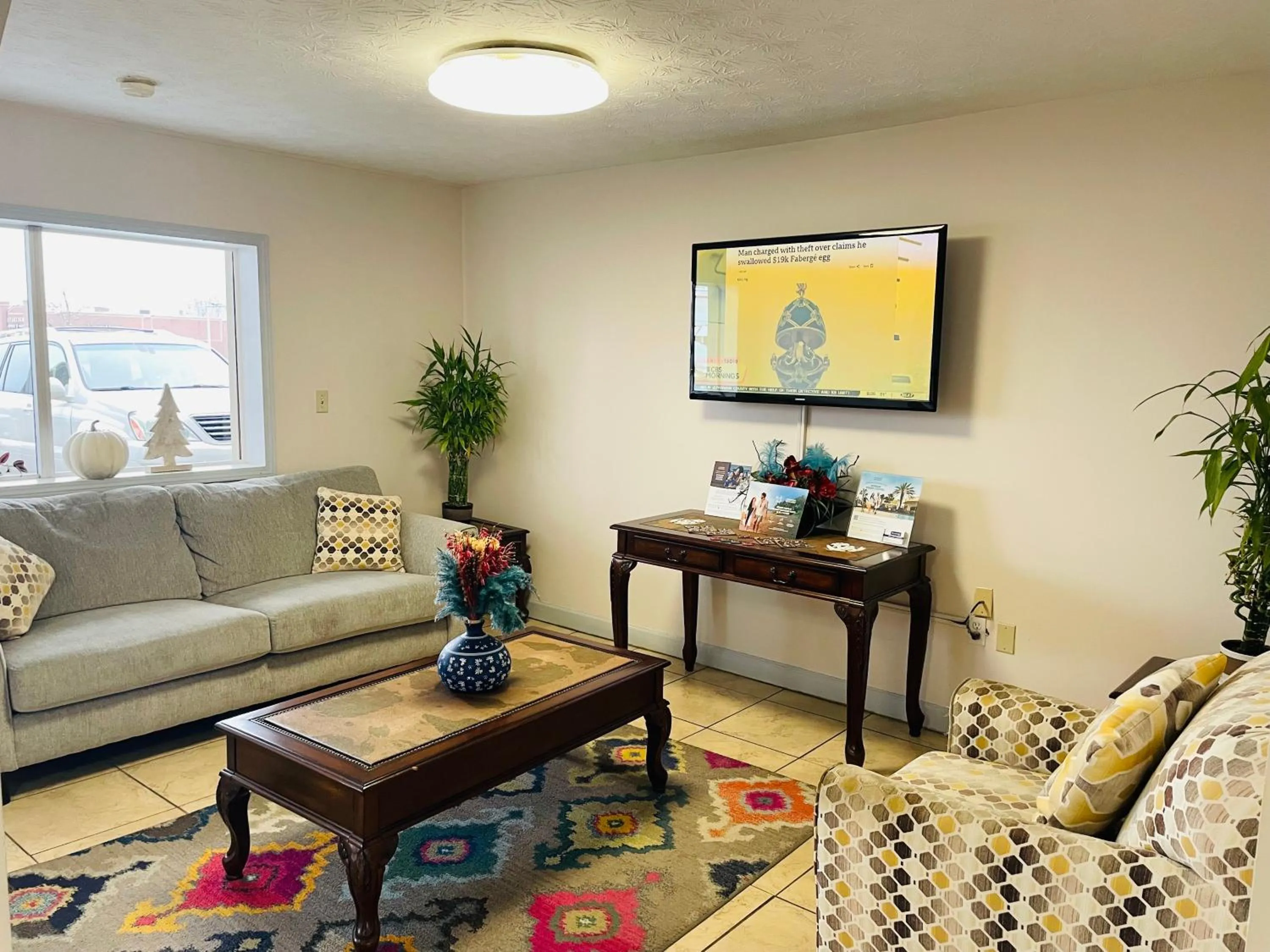 Seating area in Travelodge by Wyndham Sellersburg