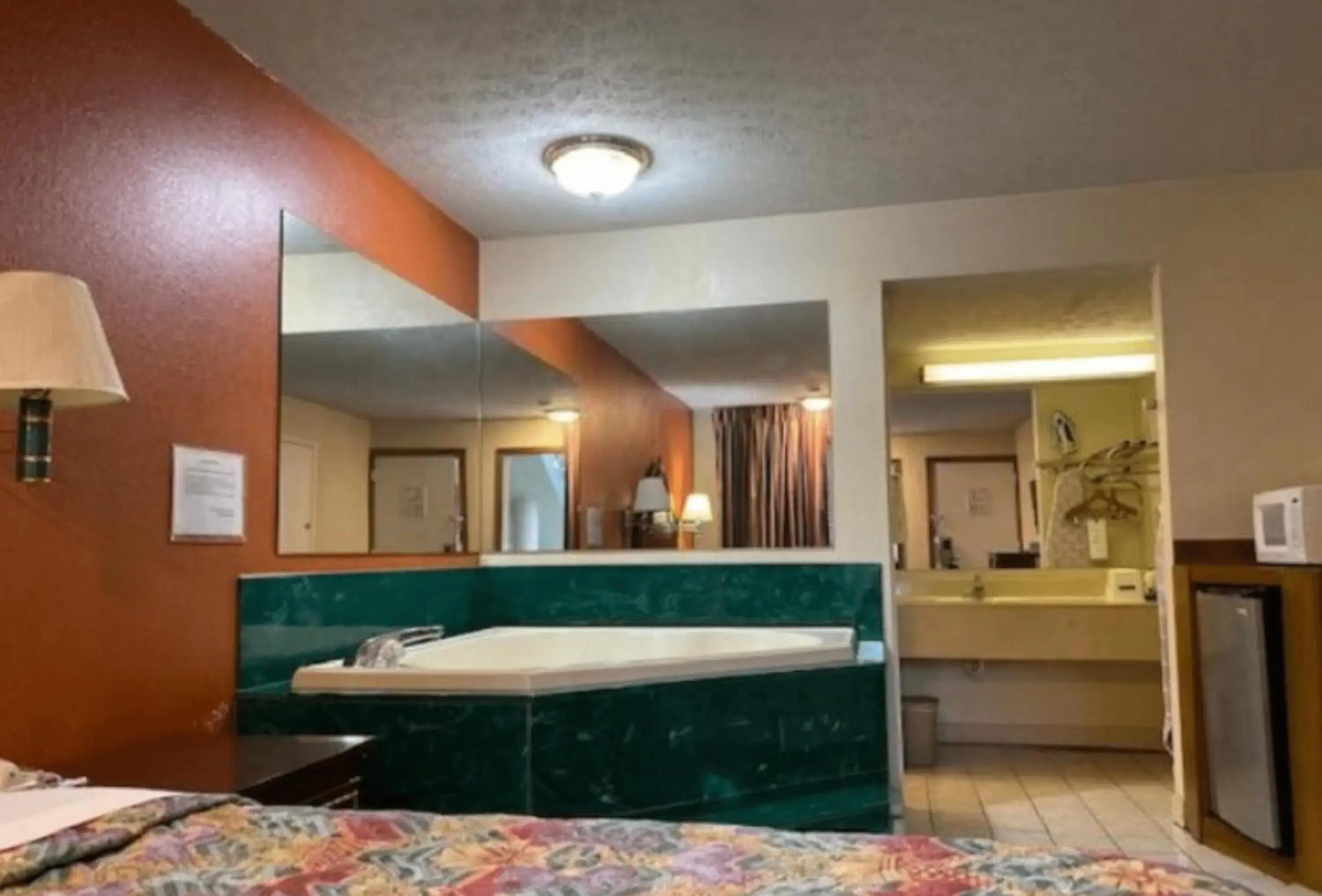 Deluxe Queen Suite with Spa Bath - Non-Smoking in Travelodge by Wyndham Sellersburg Deluxe Queen Suite with Spa Bath - Non-Smoking in Travelodge by Wyndham Sellersburg