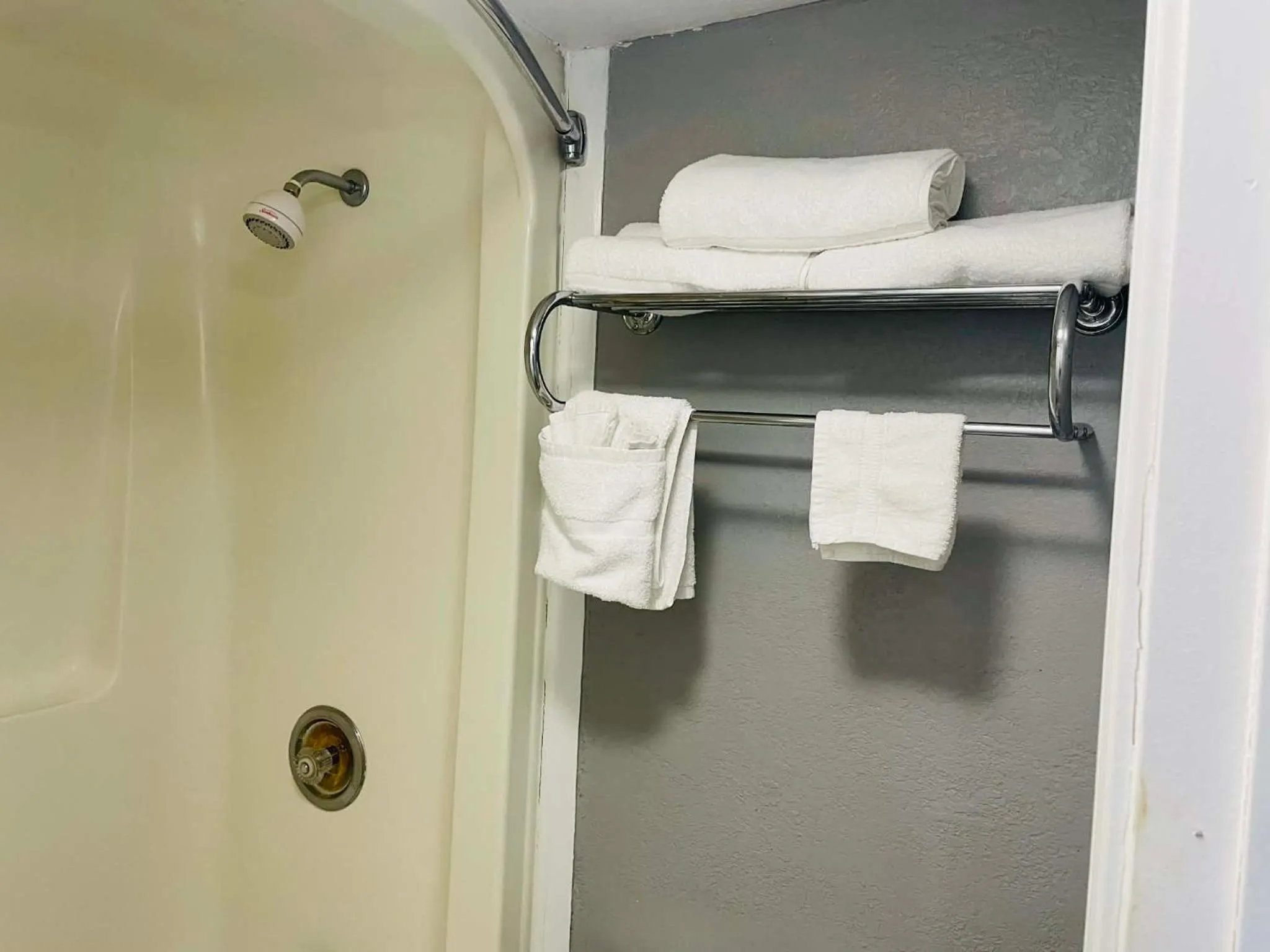 Travelodge by Wyndham Sellersburg