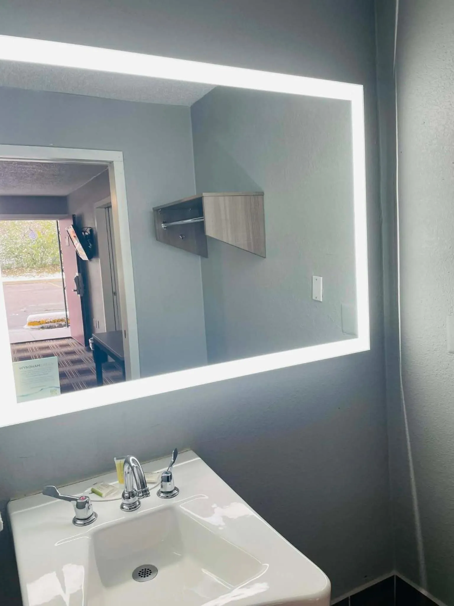 Travelodge by Wyndham Sellersburg