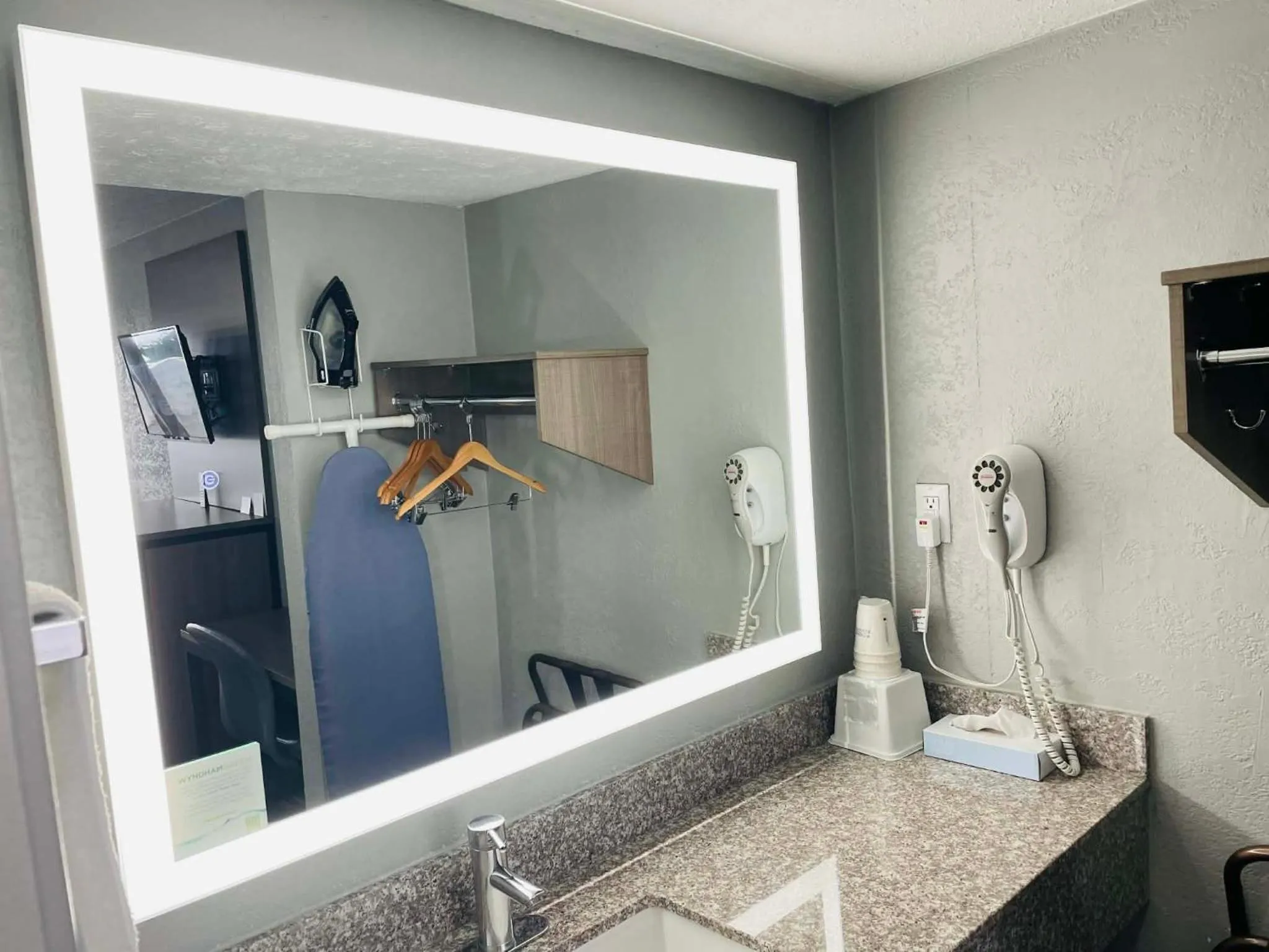 Travelodge by Wyndham Sellersburg