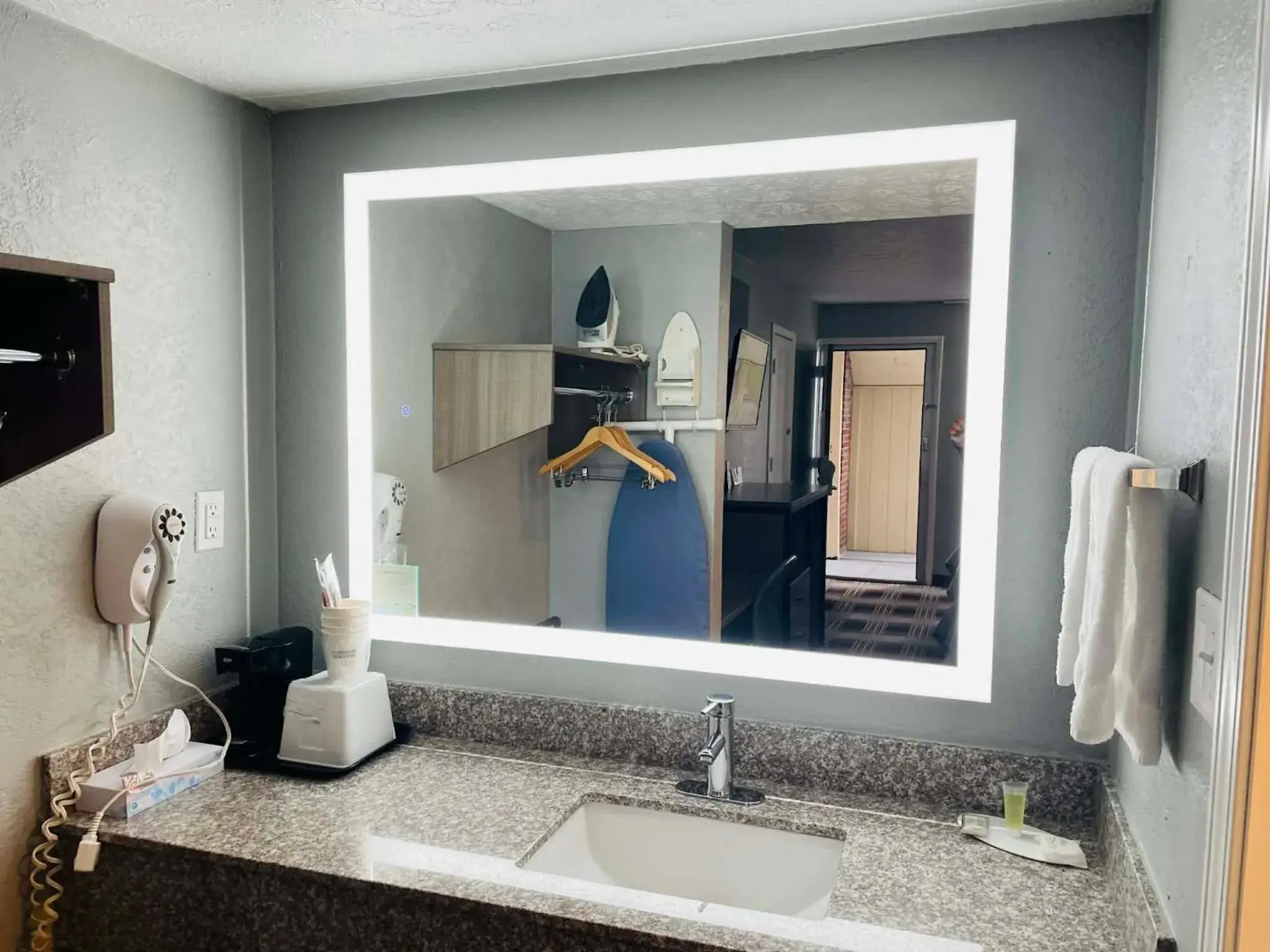 1 King Bed, Mob/Hearing Impaired Accessible Room, Roll-In Shwer, Non-Smoking in Travelodge by Wyndham Sellersburg 1 King Bed, Mob/Hearing Impaired Accessible Room, Roll-In Shwer, Non-Smoking in Travelodge by Wyndham Sellersburg