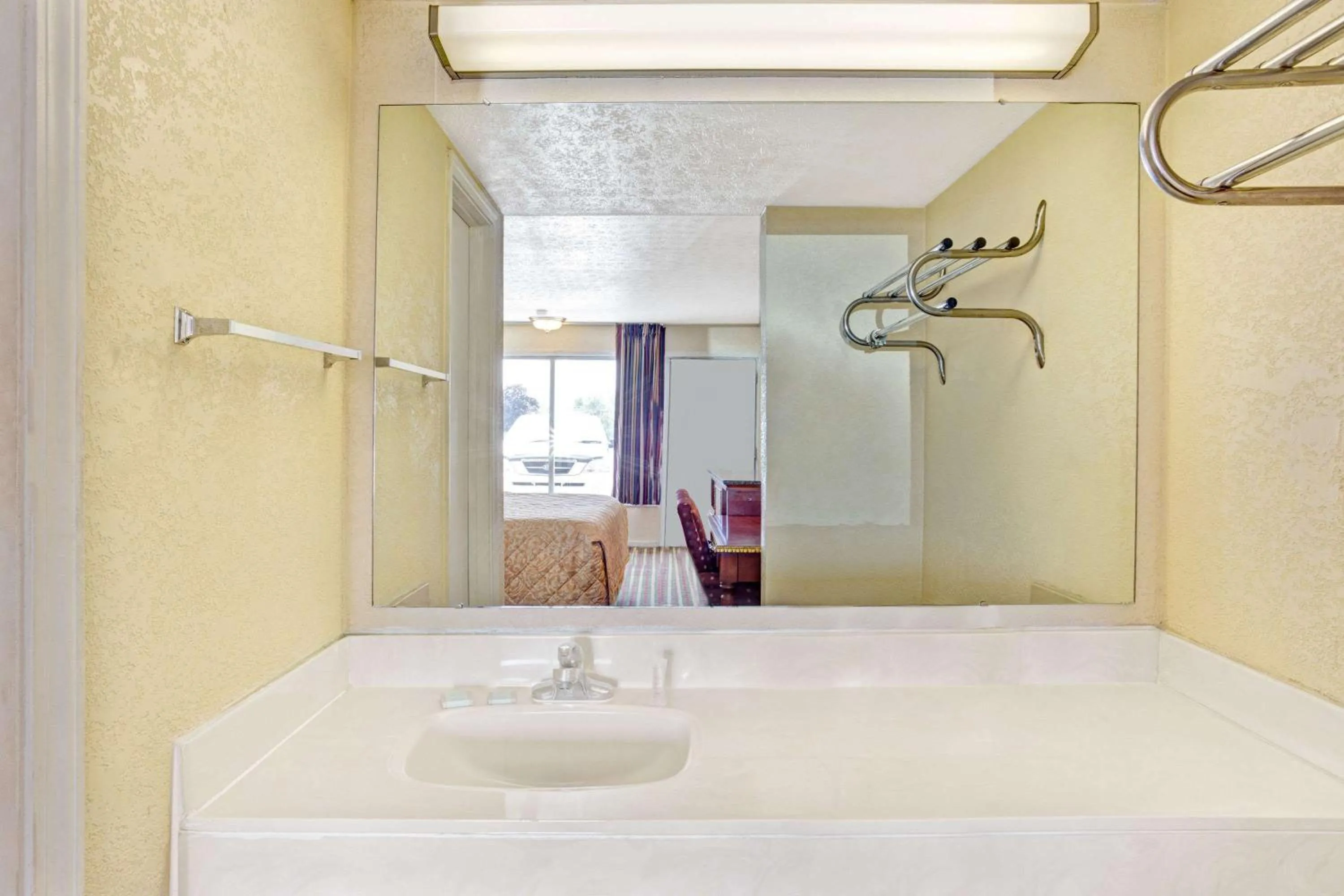 Standard King Room - Smoking in Travelodge by Wyndham Sellersburg