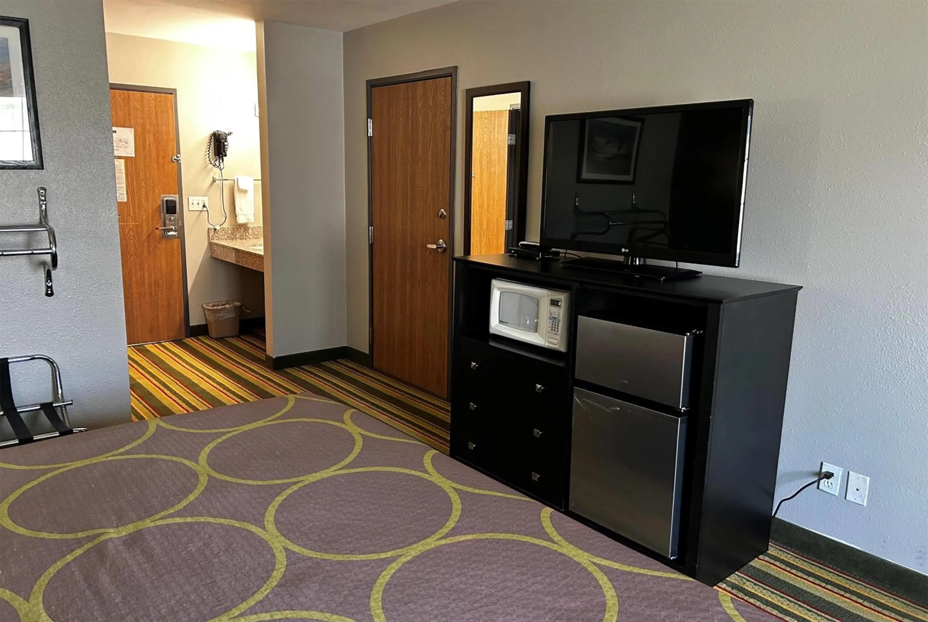 Photo of the whole room in Super 8 by Wyndham Mound City