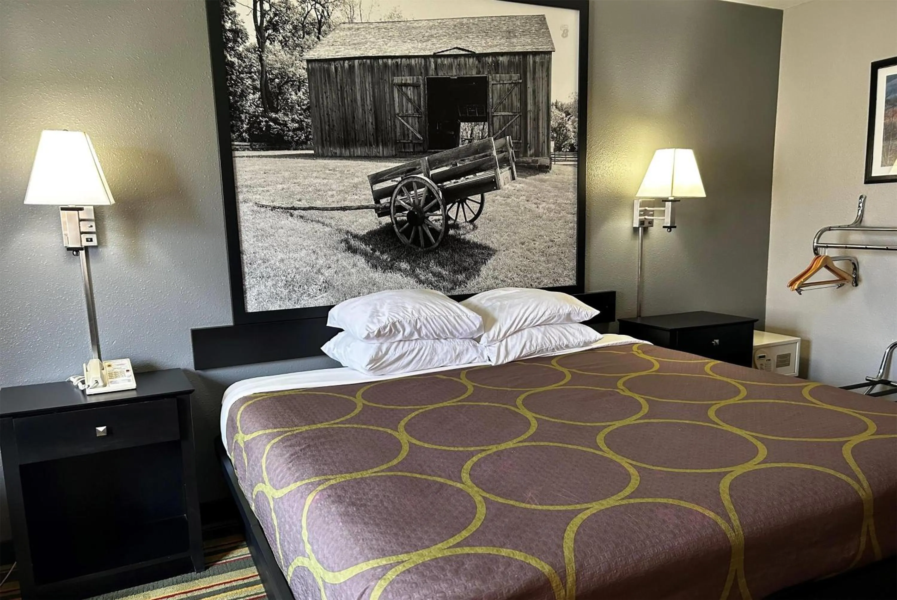 Photo of the whole room, Bed in Super 8 by Wyndham Mound City