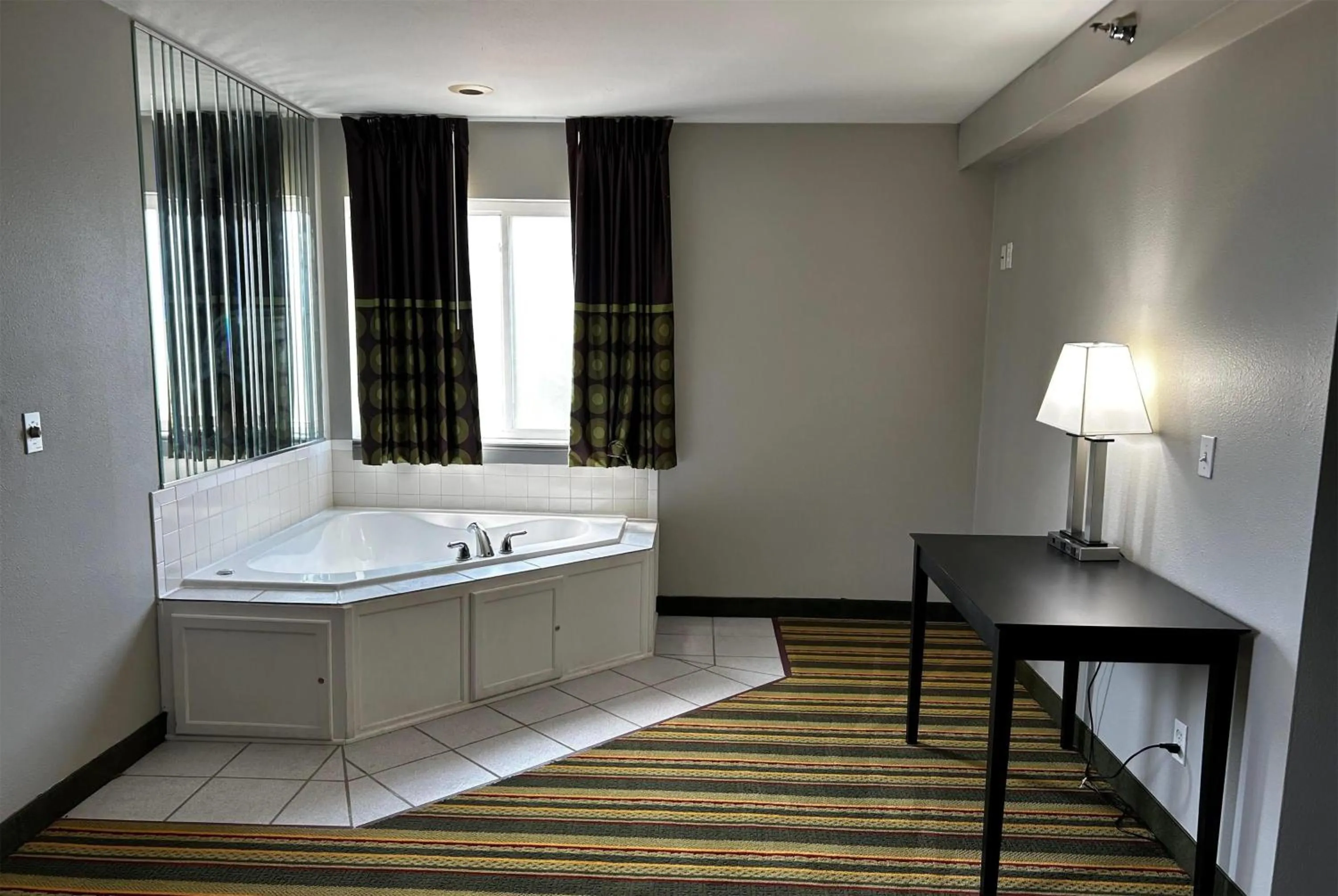 Photo of the whole room, Bed in Super 8 by Wyndham Mound City