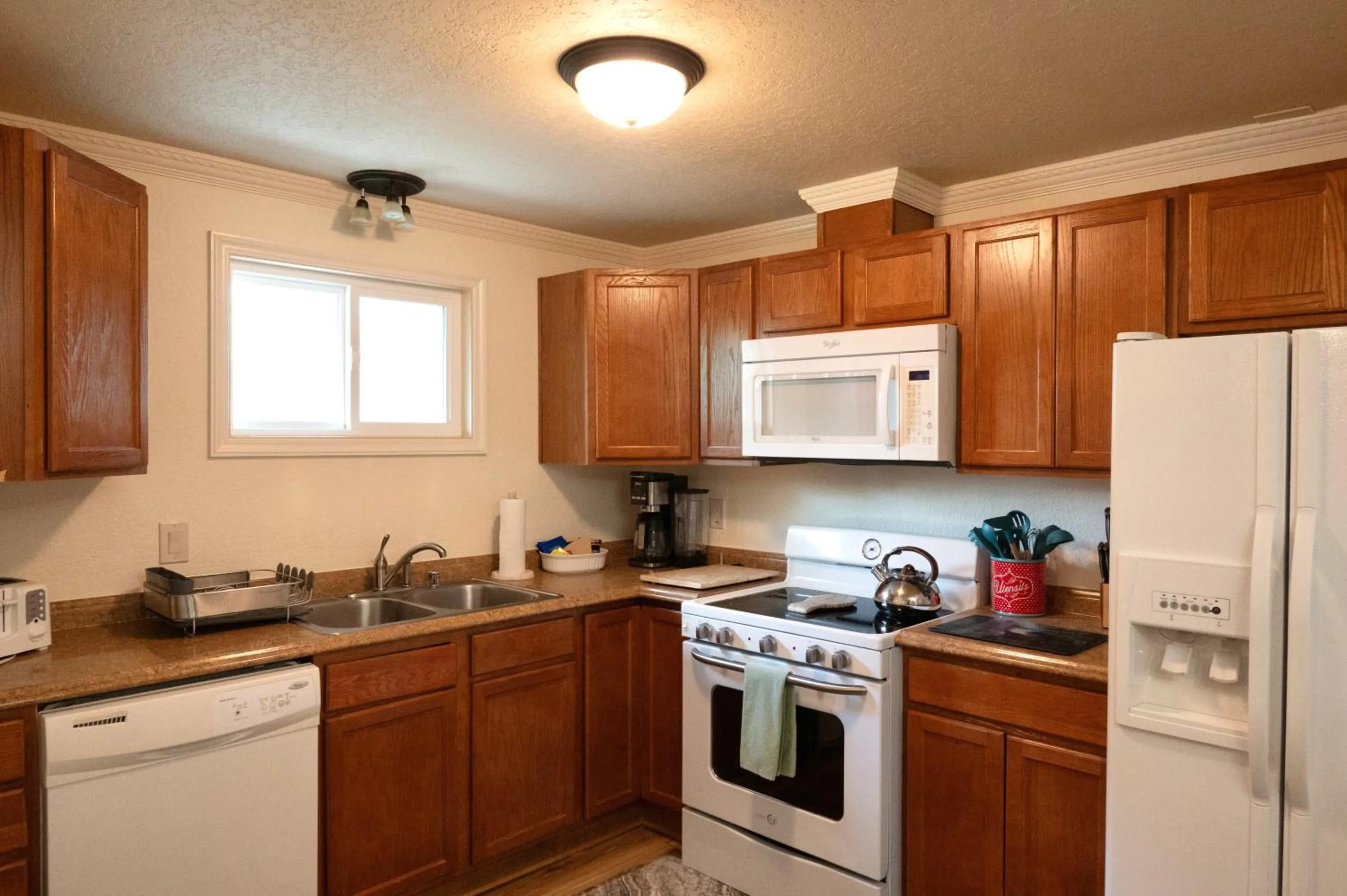 kitchen in Yellowstone Gateway Inn