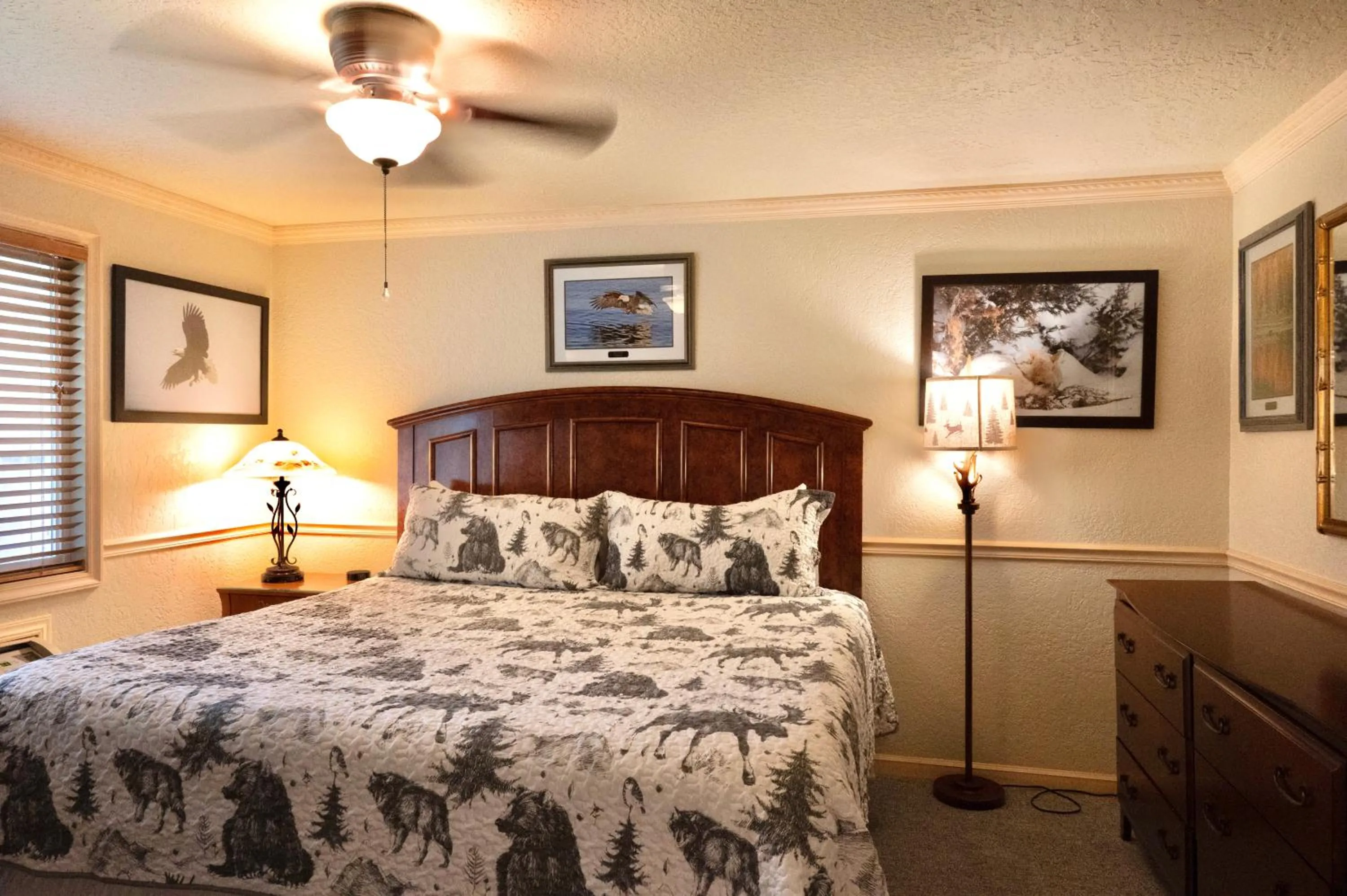 Bed in Yellowstone Gateway Inn