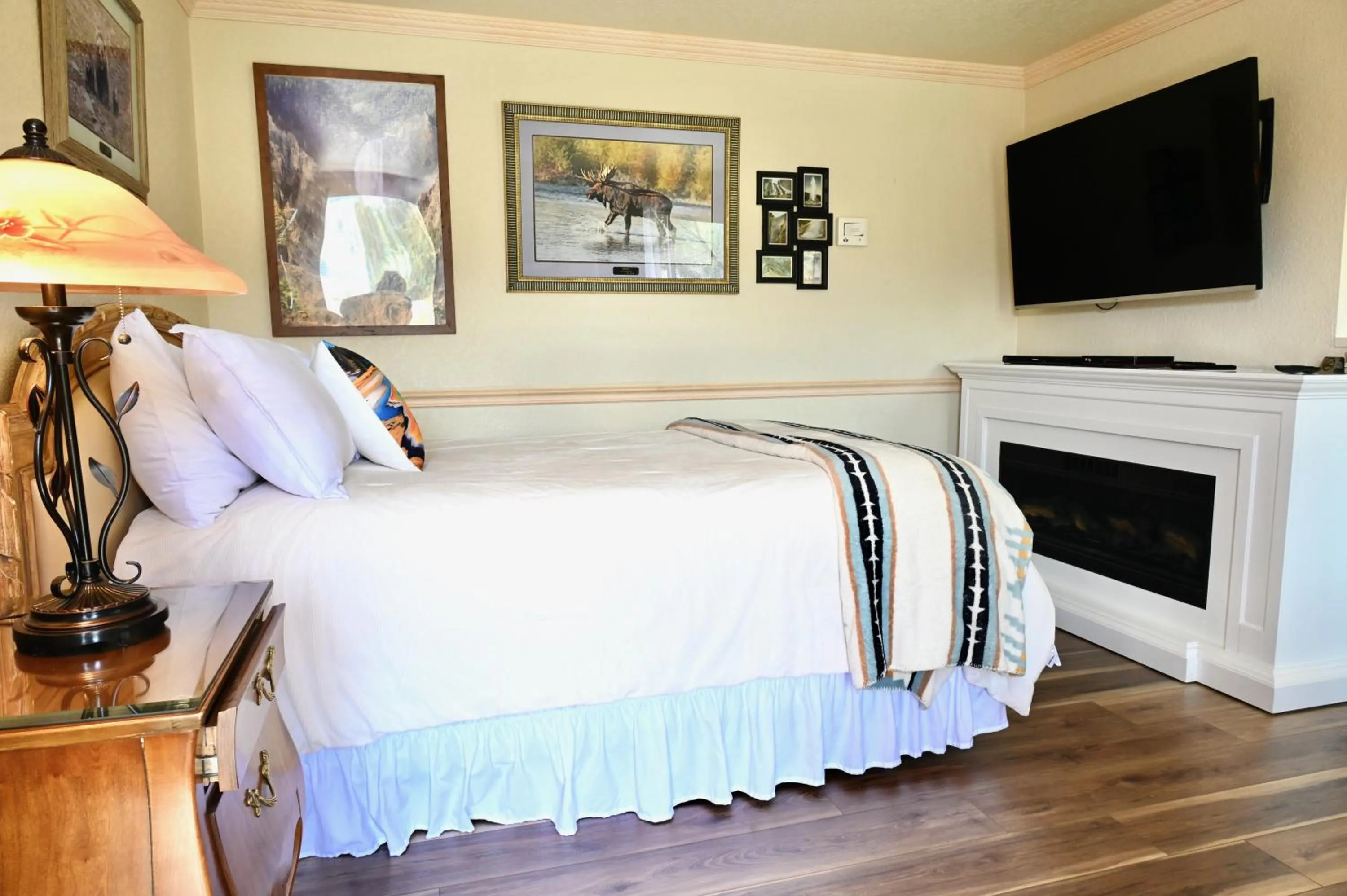 Bed in Yellowstone Gateway Inn