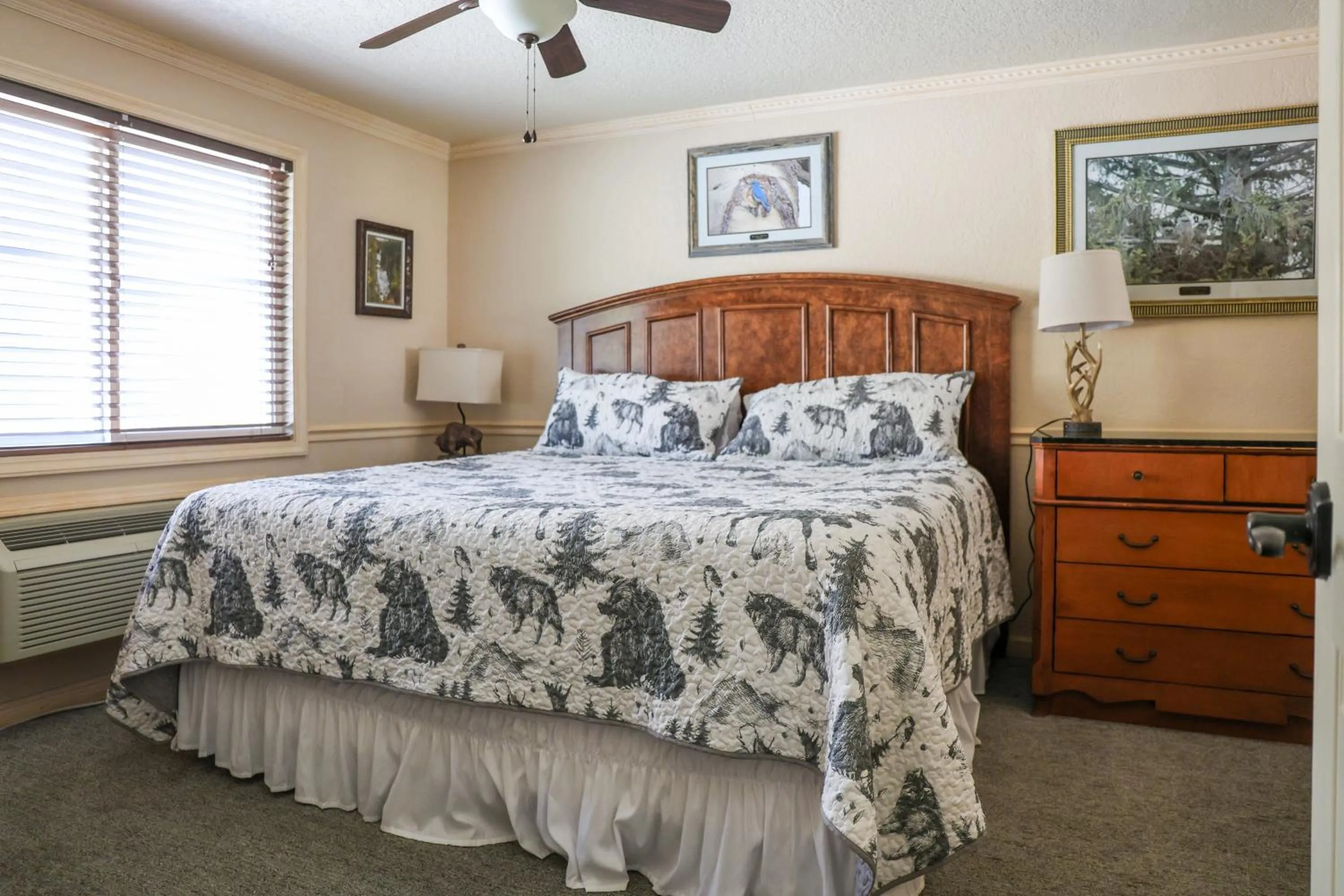 Bed in Yellowstone Gateway Inn