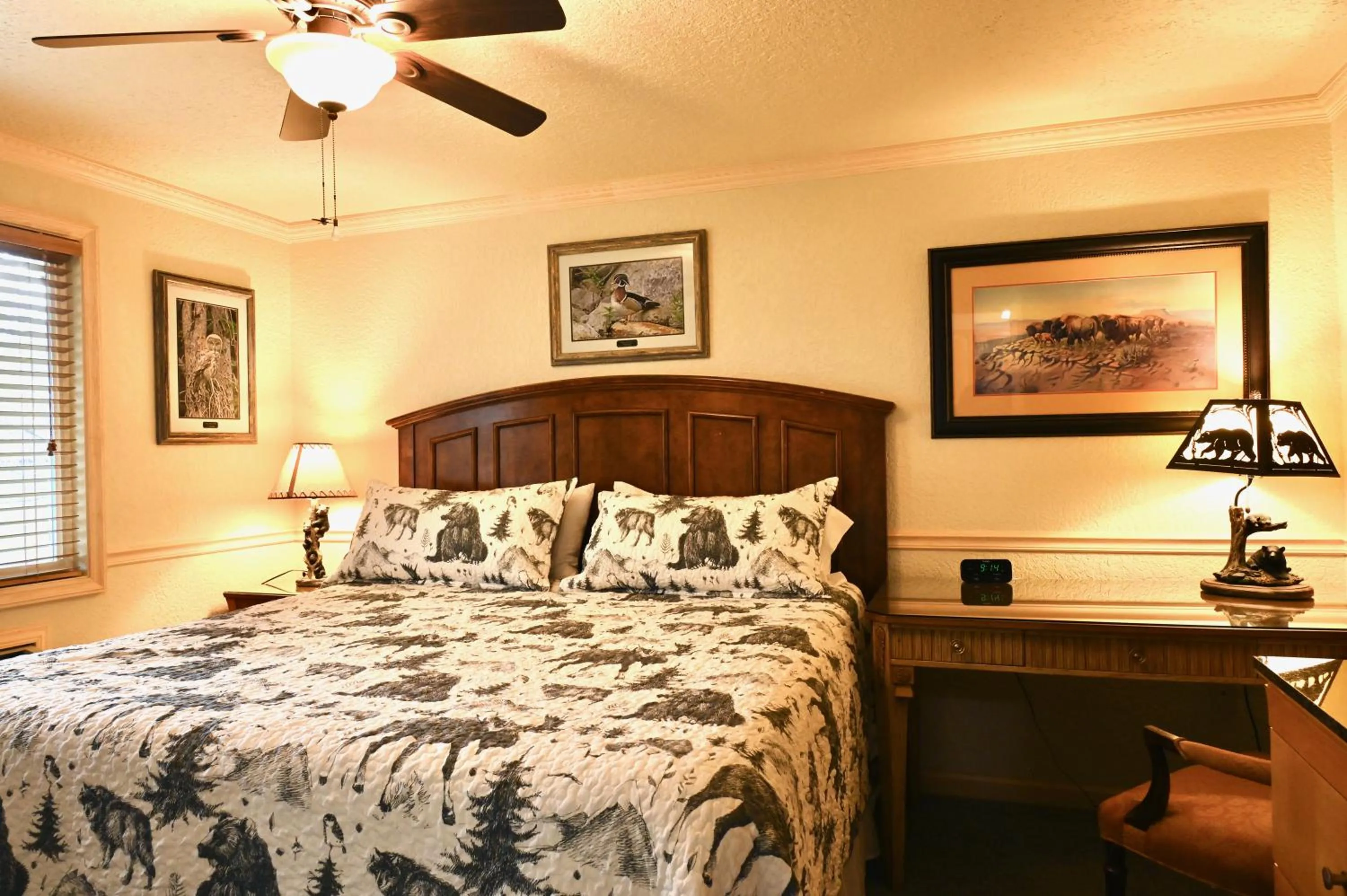 Bed in Yellowstone Gateway Inn