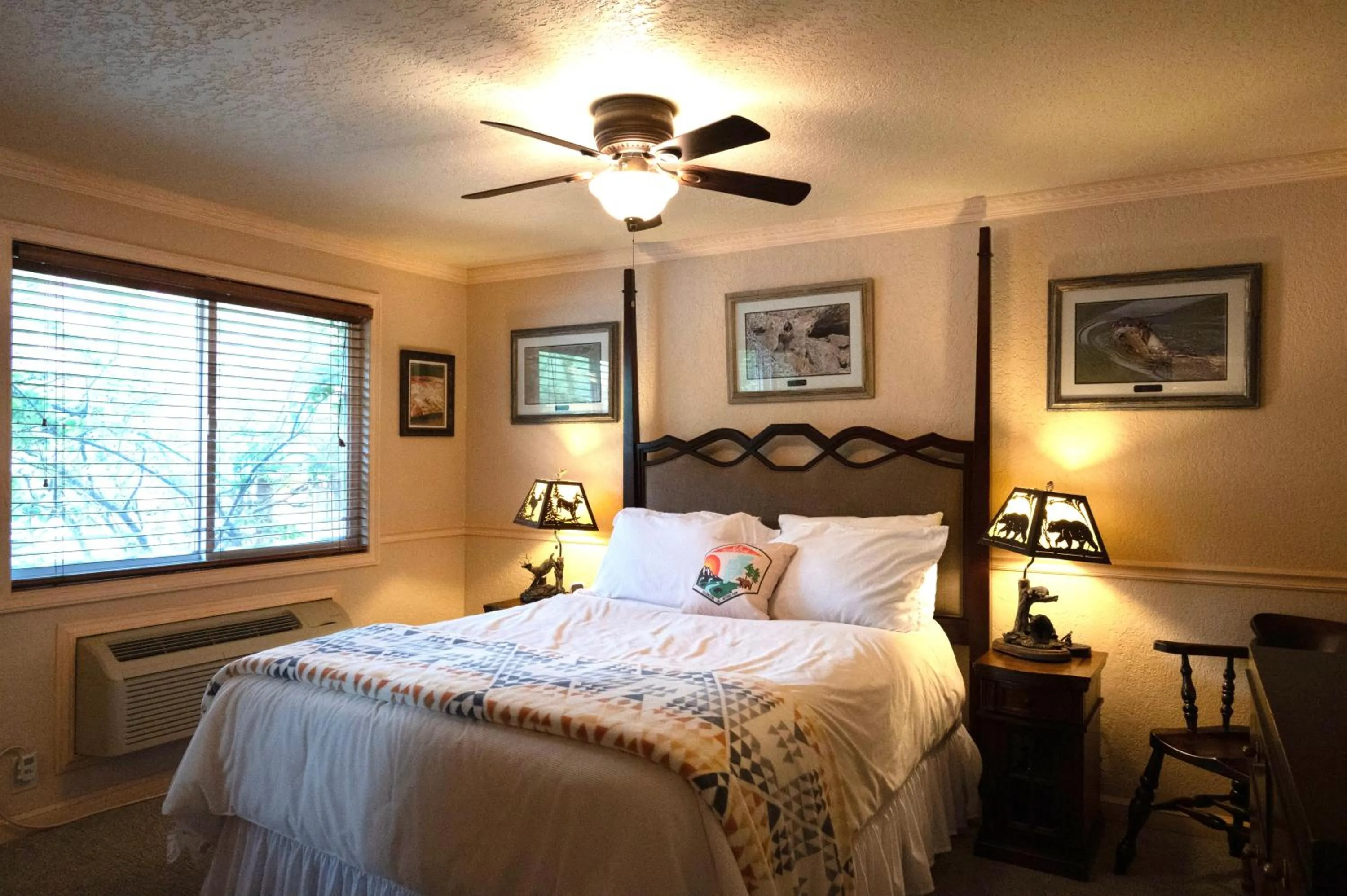 Bed in Yellowstone Gateway Inn