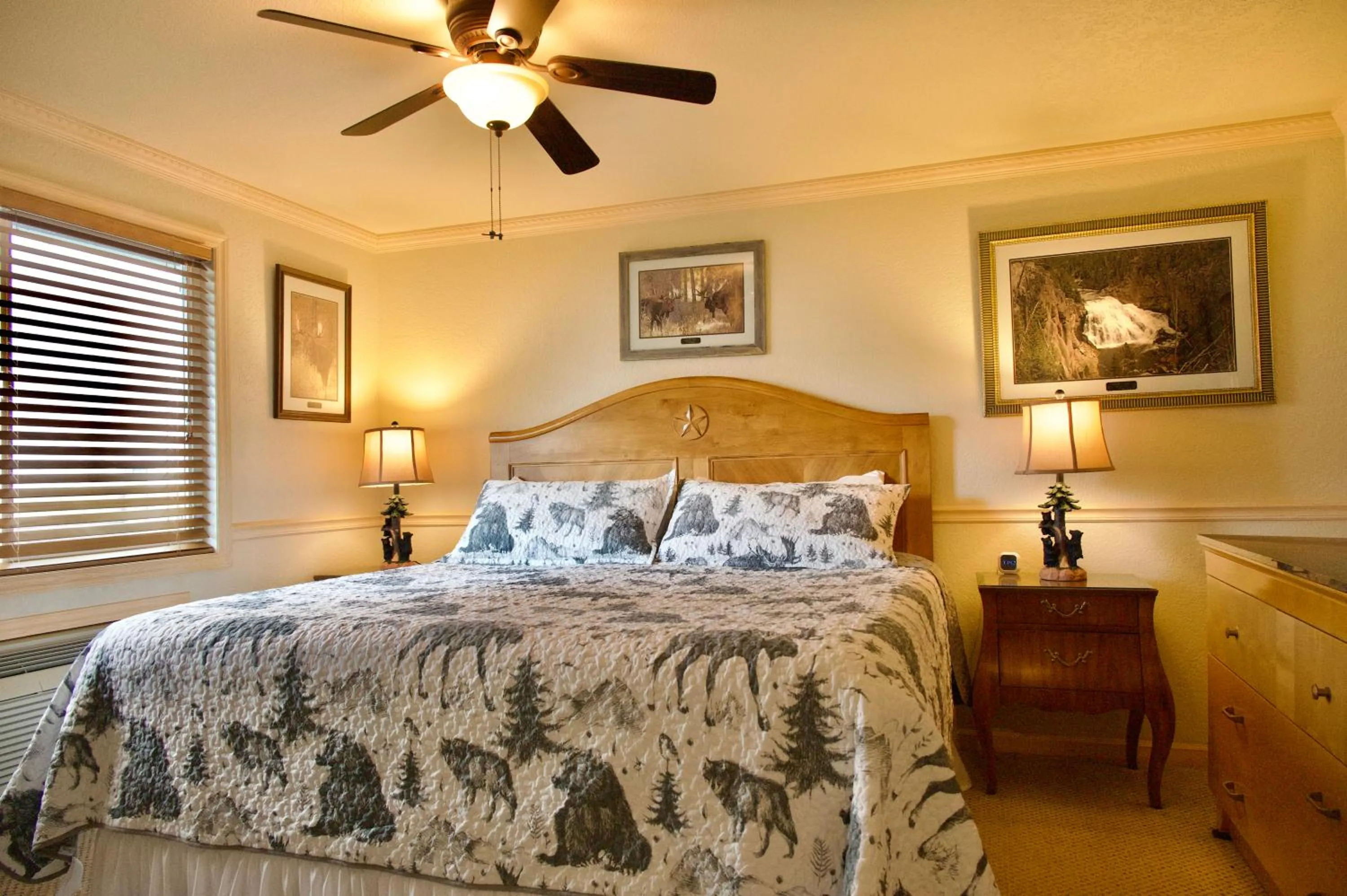 Bed in Yellowstone Gateway Inn