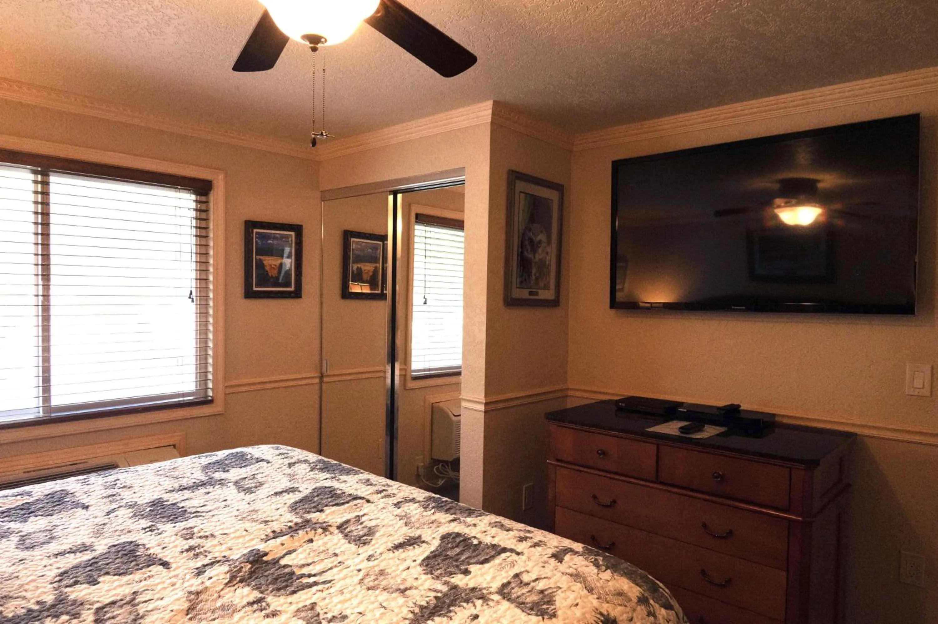 Bed in Yellowstone Gateway Inn