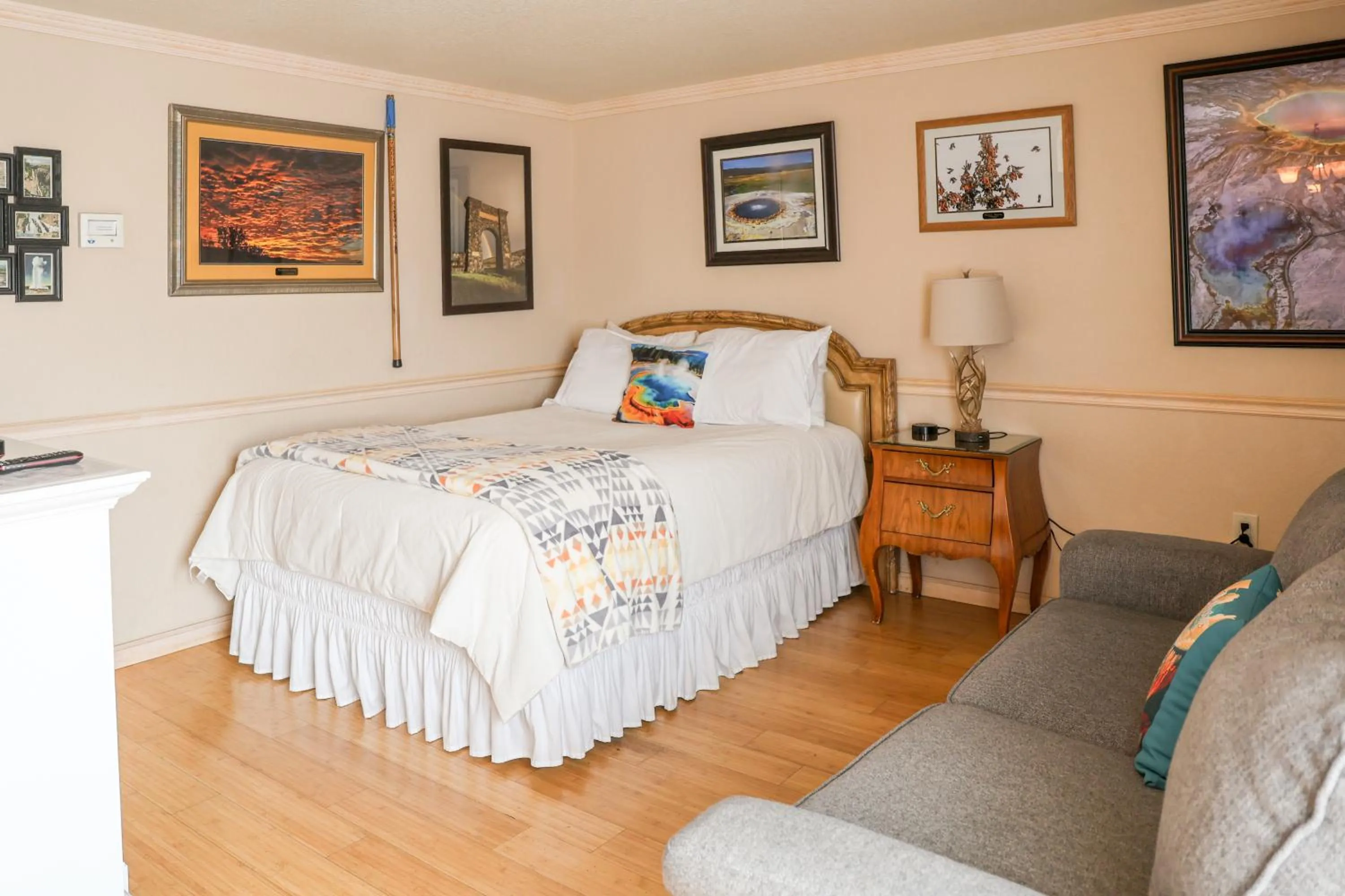 Bed in Yellowstone Gateway Inn