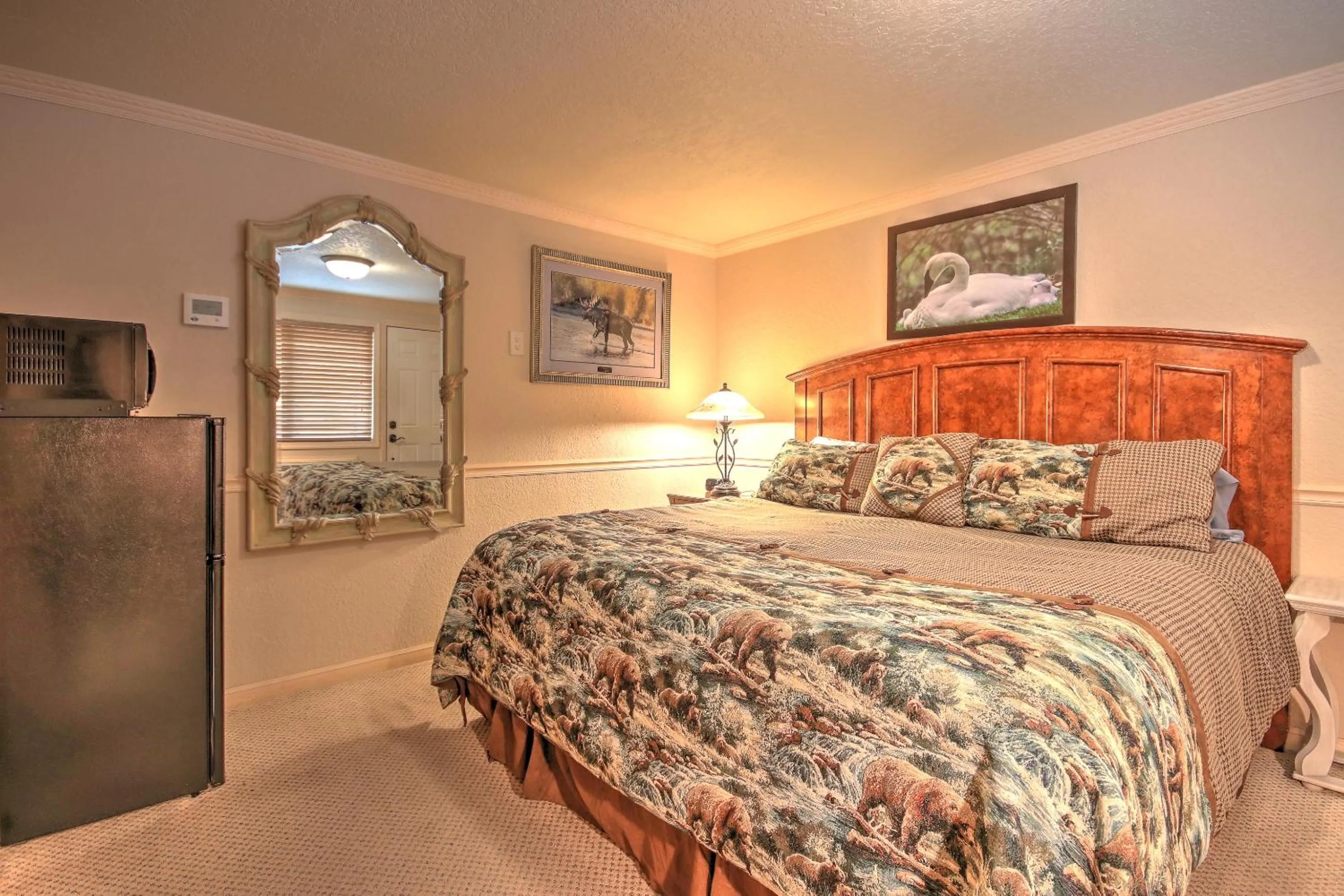 Bed in Yellowstone Gateway Inn