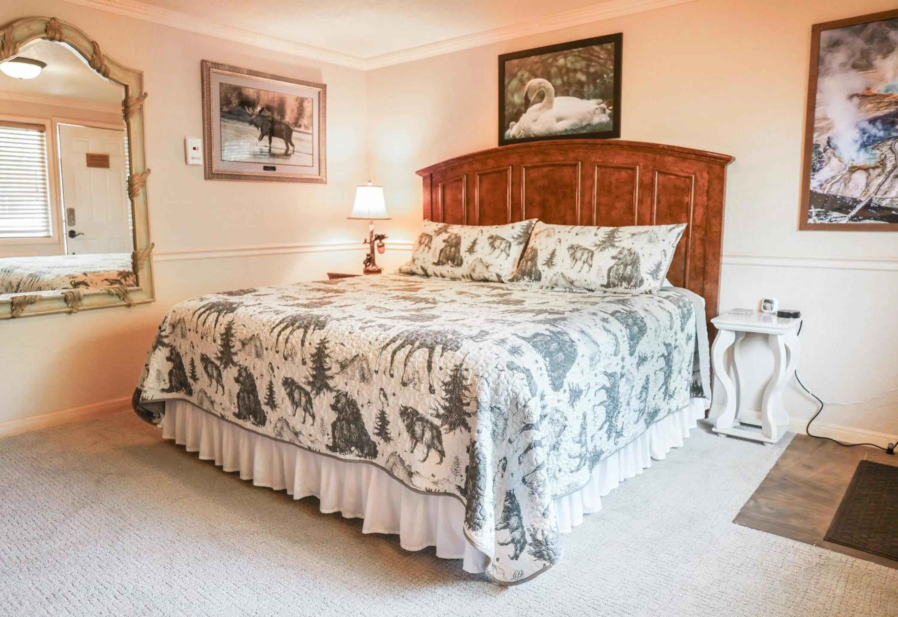 Bed in Yellowstone Gateway Inn