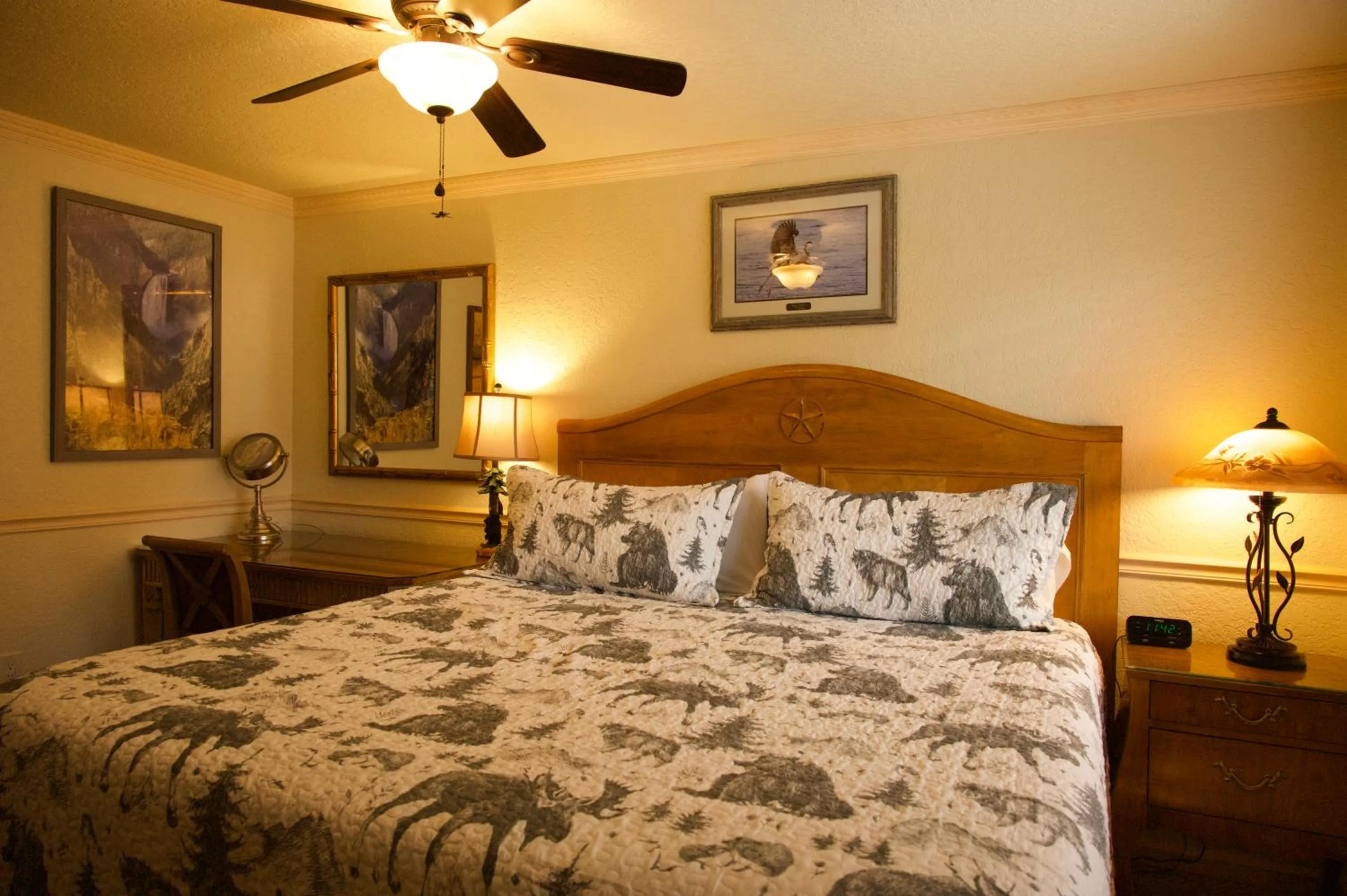 Bed in Yellowstone Gateway Inn