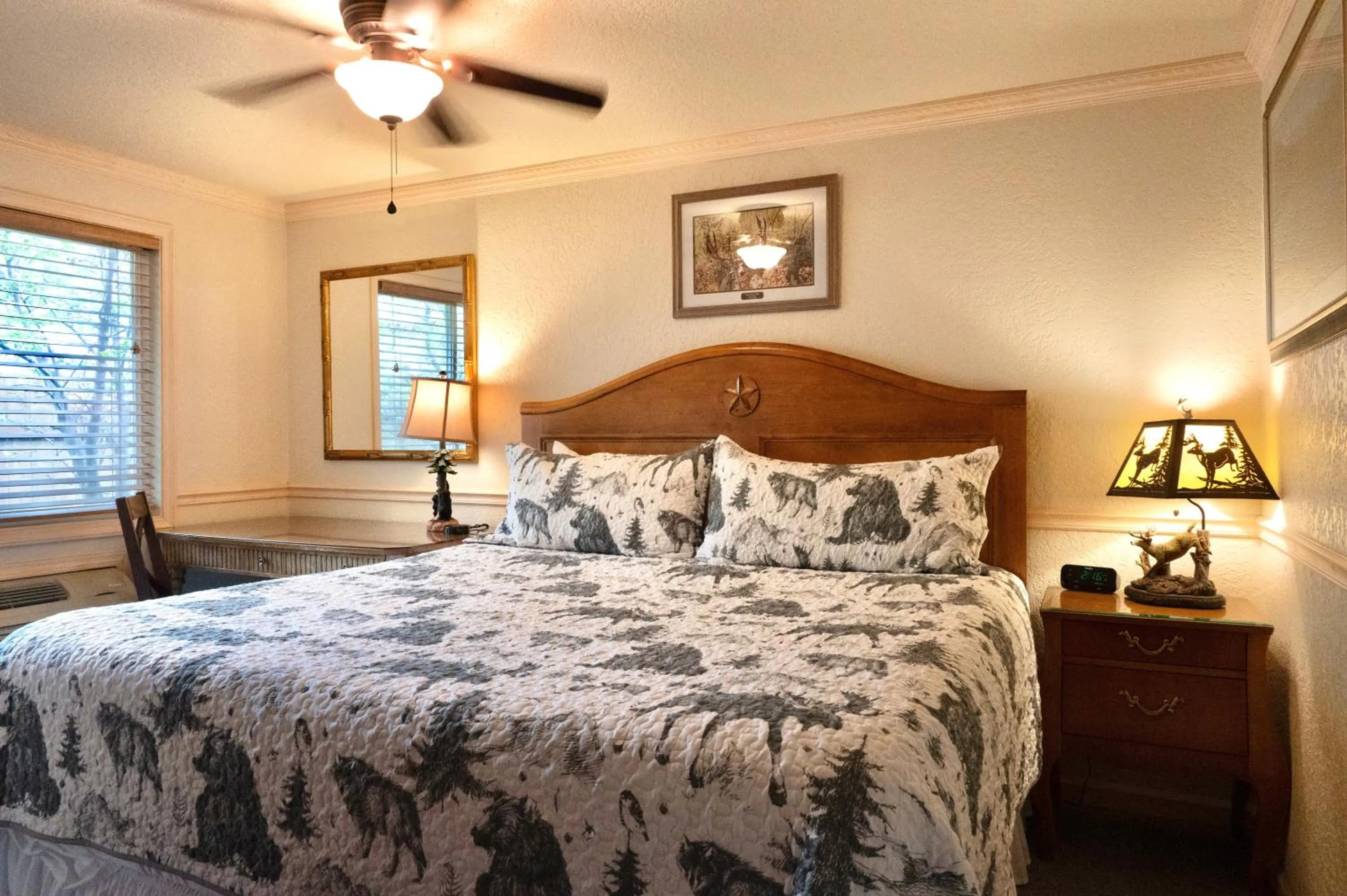 Bed in Yellowstone Gateway Inn