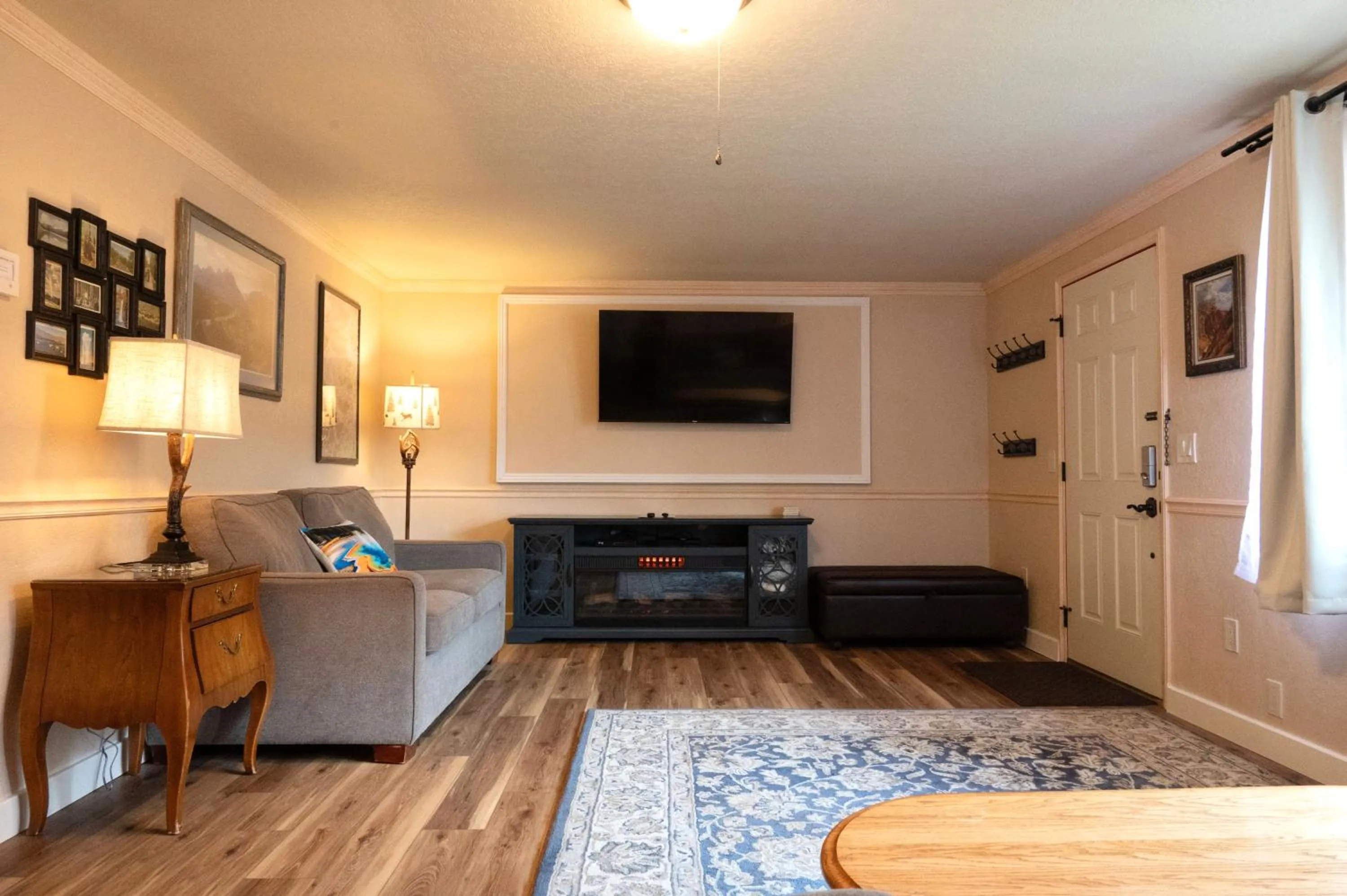 Living room in Yellowstone Gateway Inn