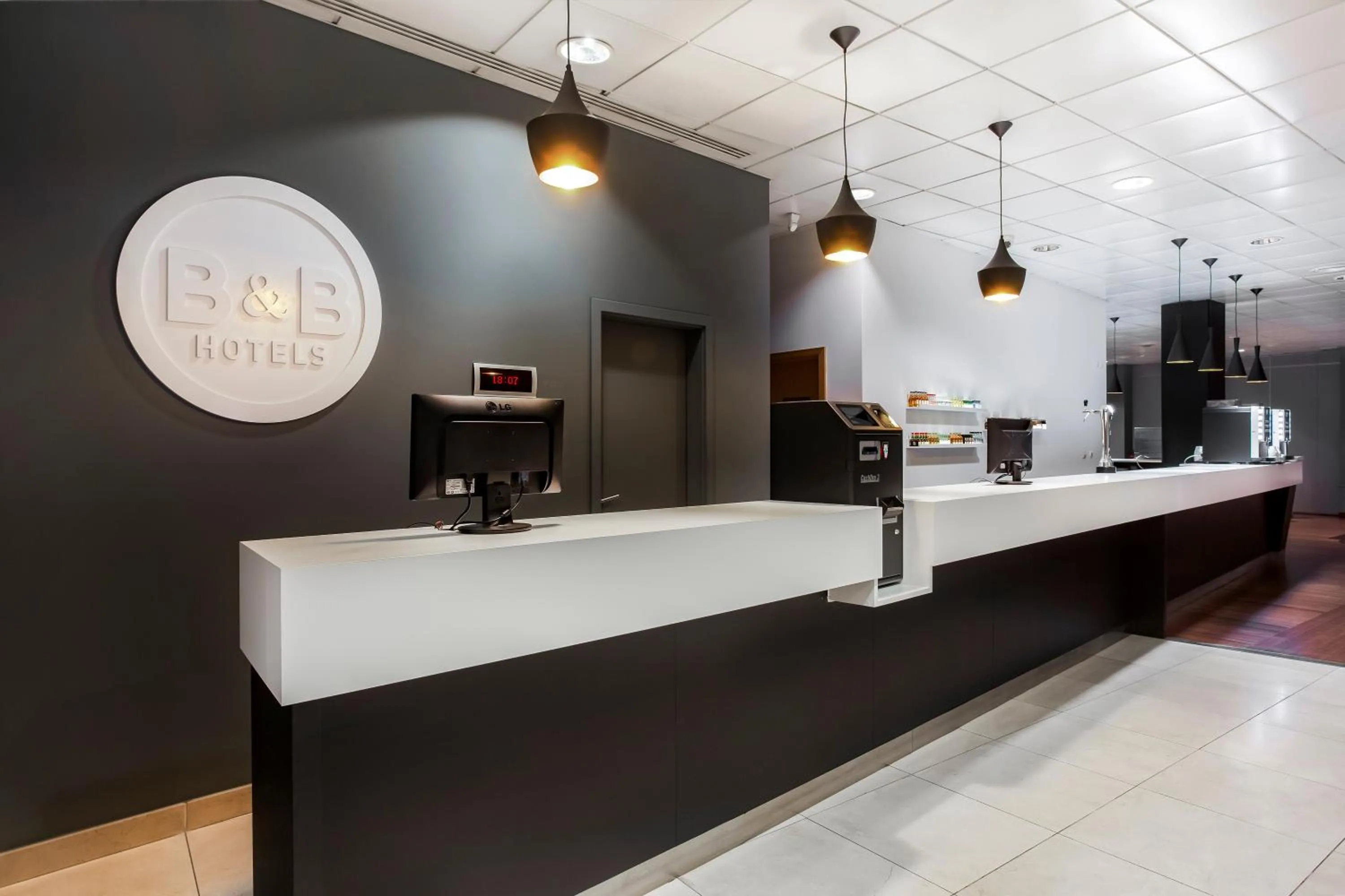 Lobby or reception in B&B HOTEL Cantanhede Coimbra