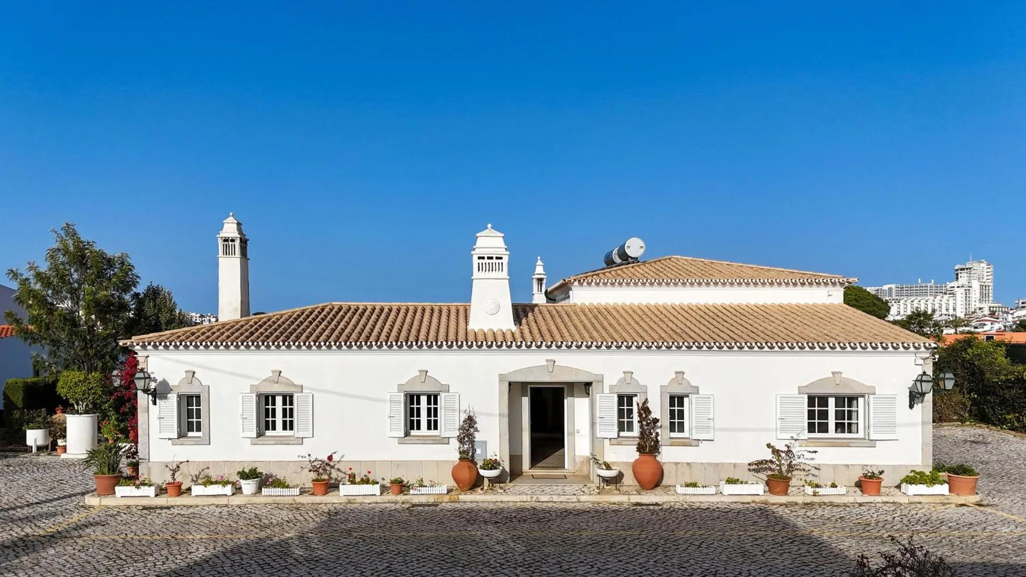 Facade/entrance in Muthu Balaia Sol