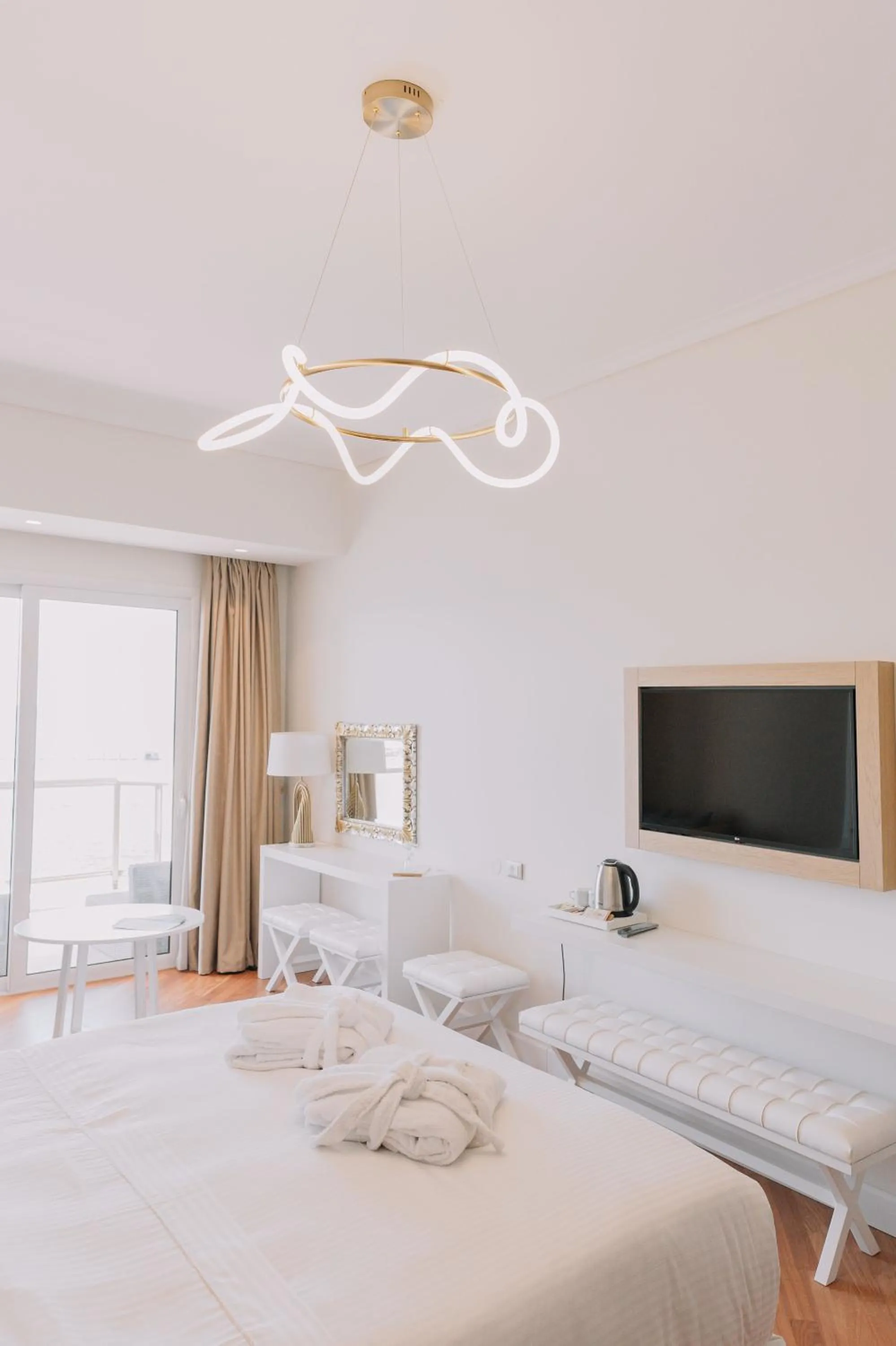 Photo of the whole room, Bed in My Way Hotel & Events