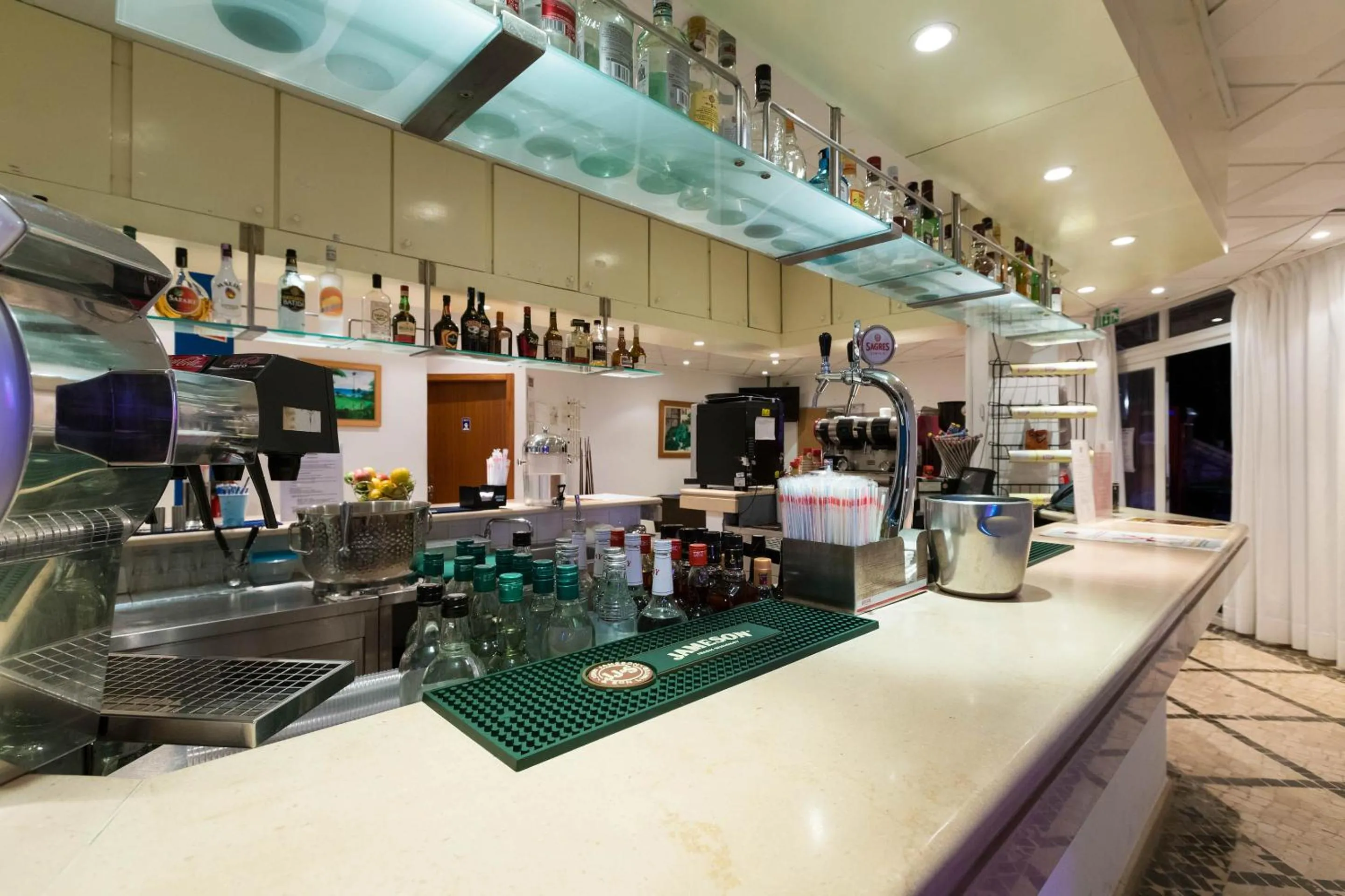 Lounge or bar in Muthu Clube Praia da Oura