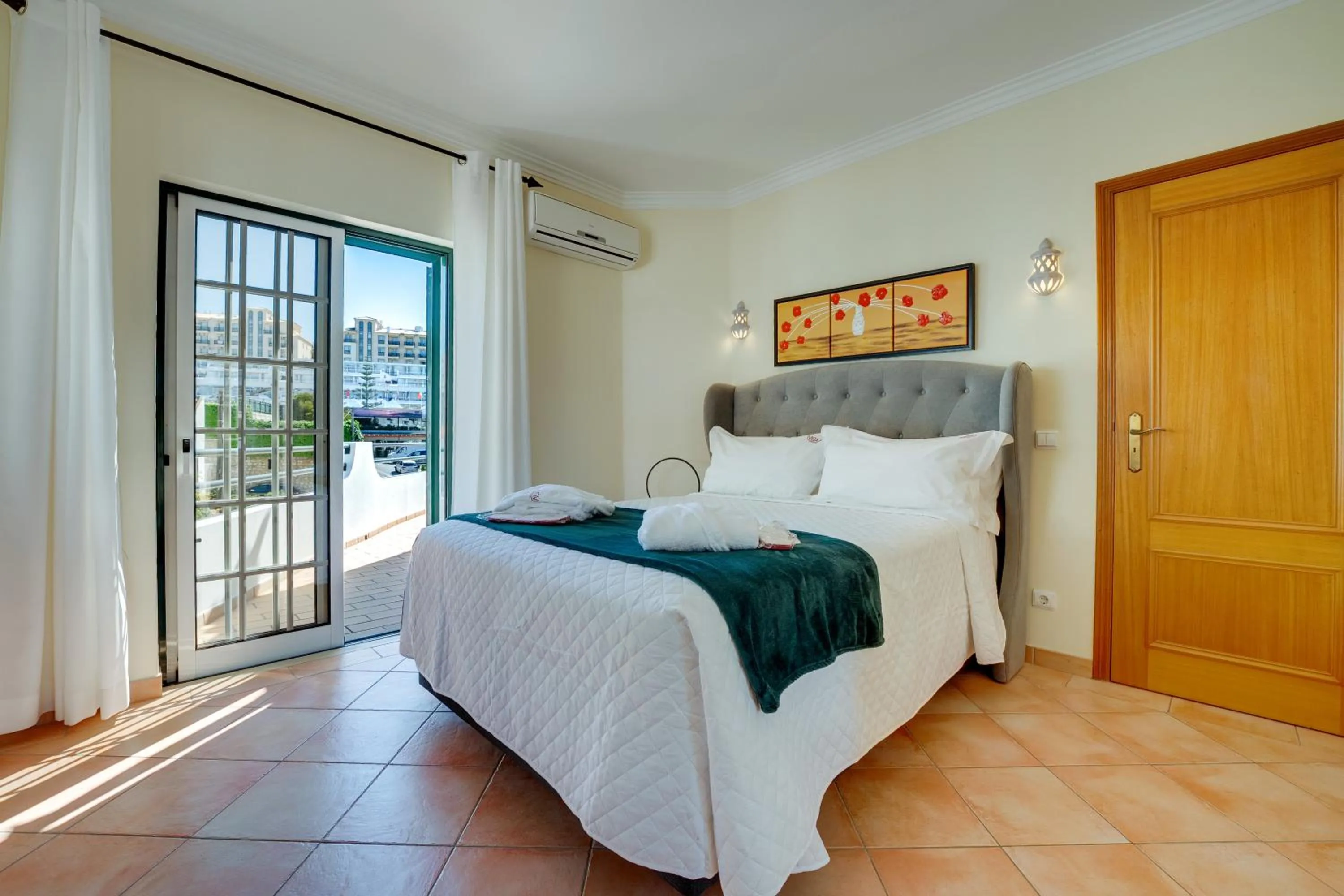Bedroom, Bed in Muthu Clube Praia da Oura