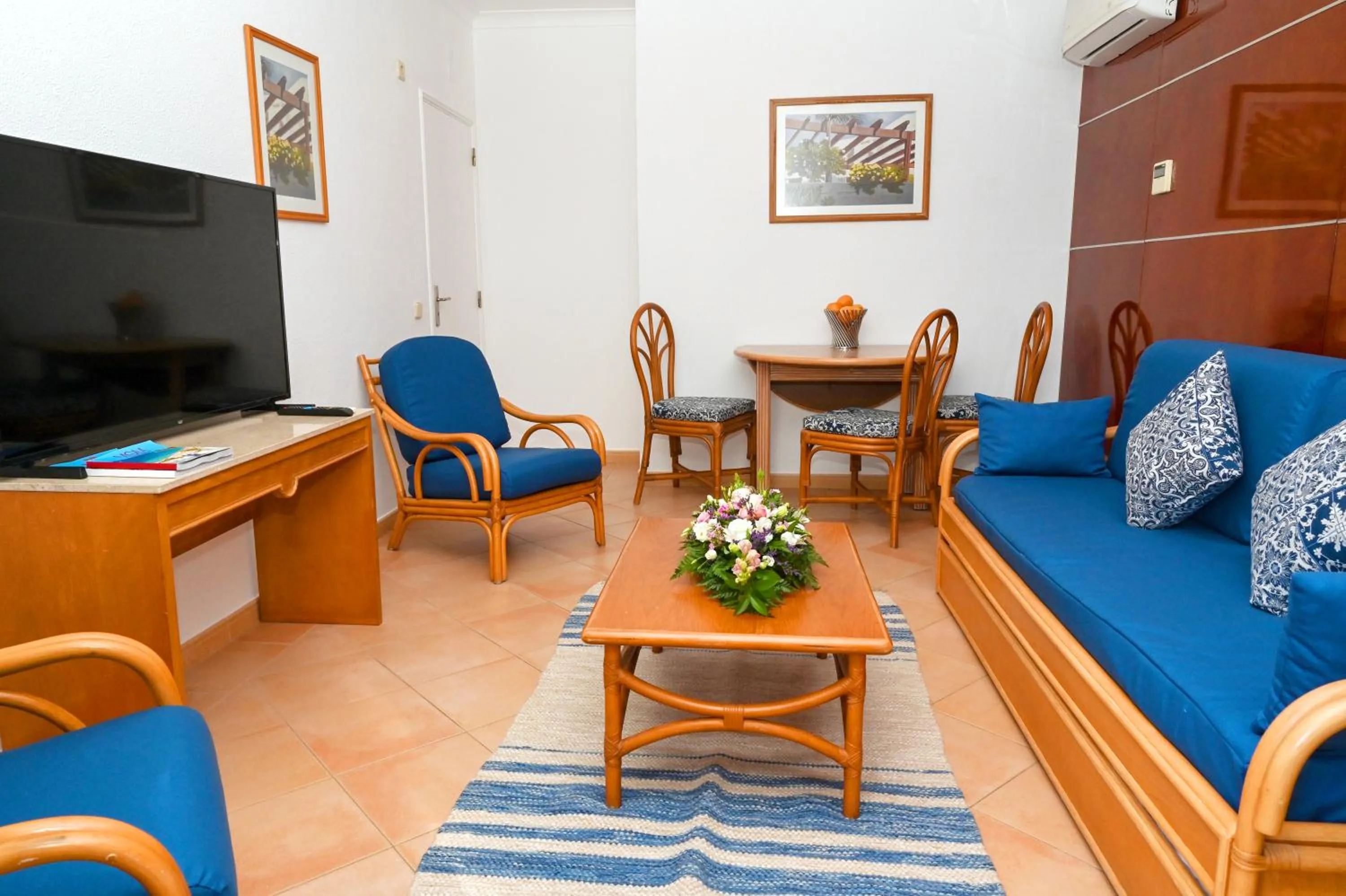 TV and multimedia in Muthu Clube Praia da Oura