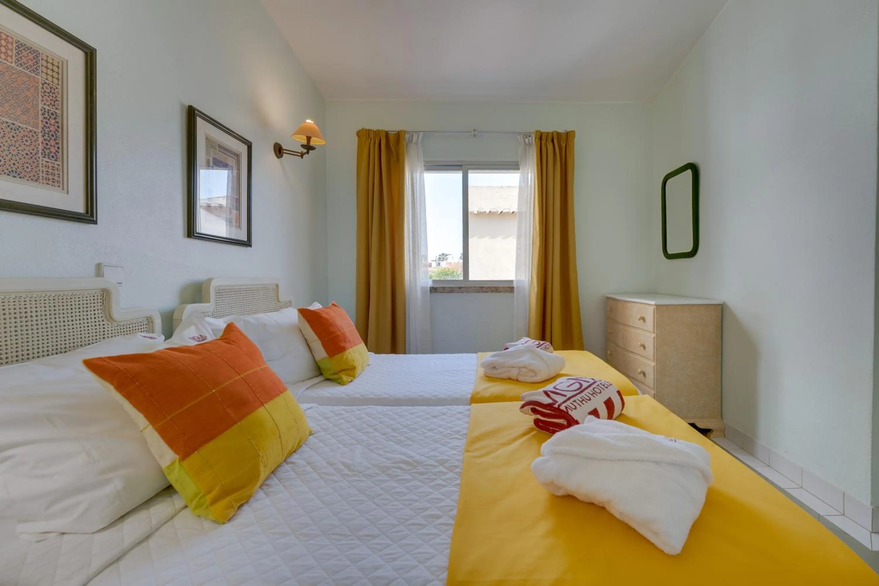 Bedroom, Bed in Muthu Clube Praia da Oura