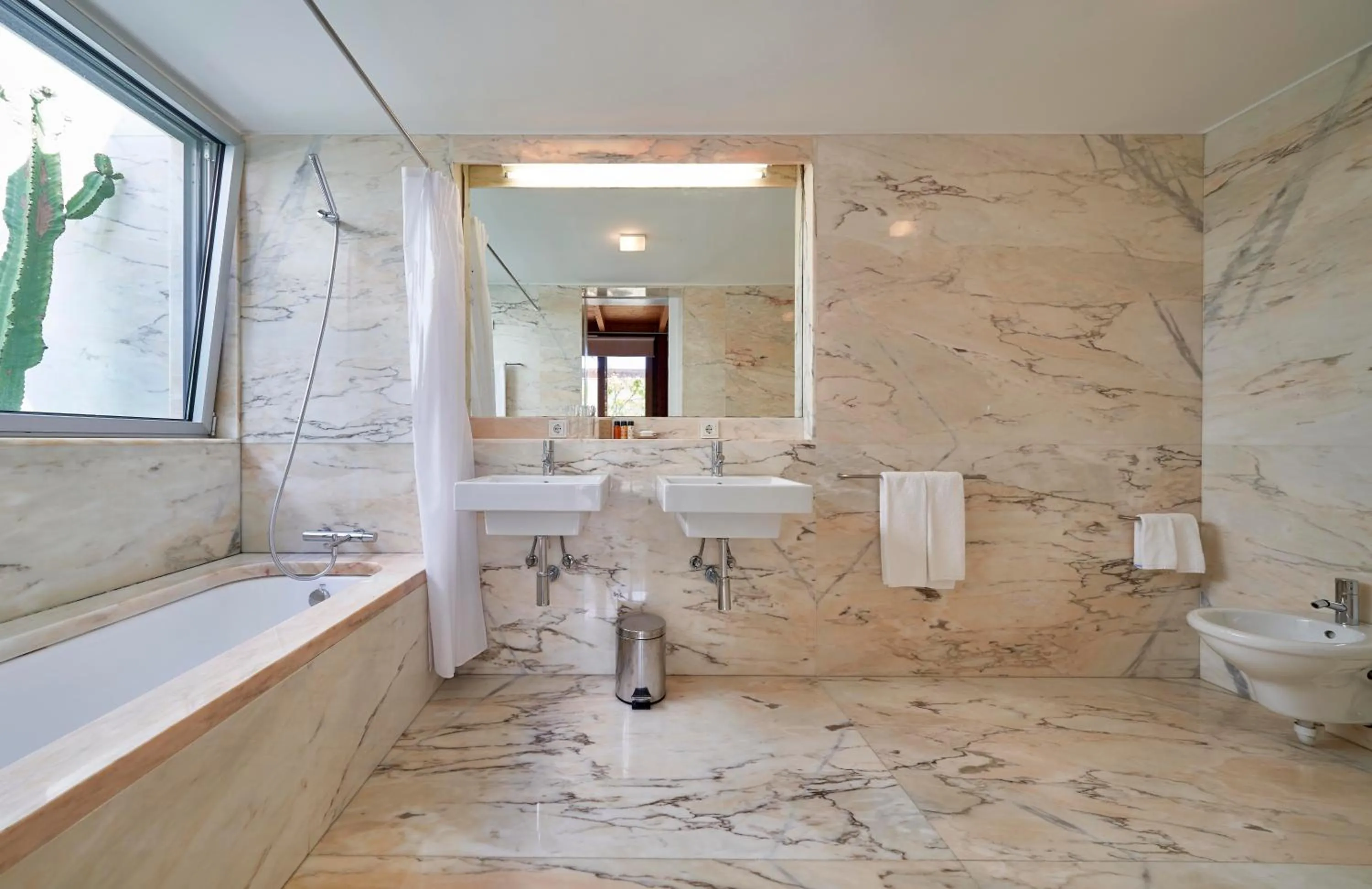 Bathroom in Hotel Porto Santo & Spa