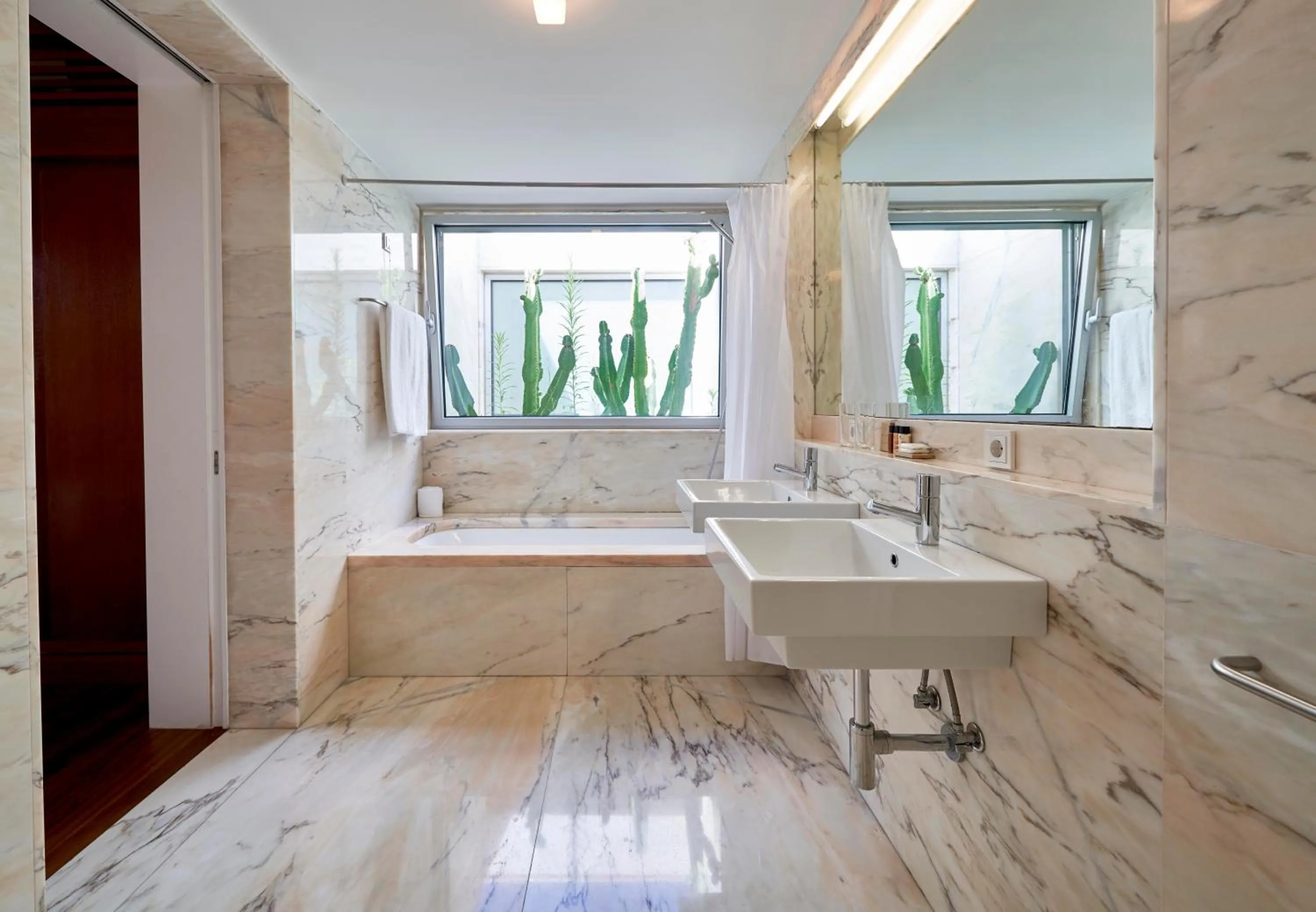 Bathroom in Hotel Porto Santo & Spa