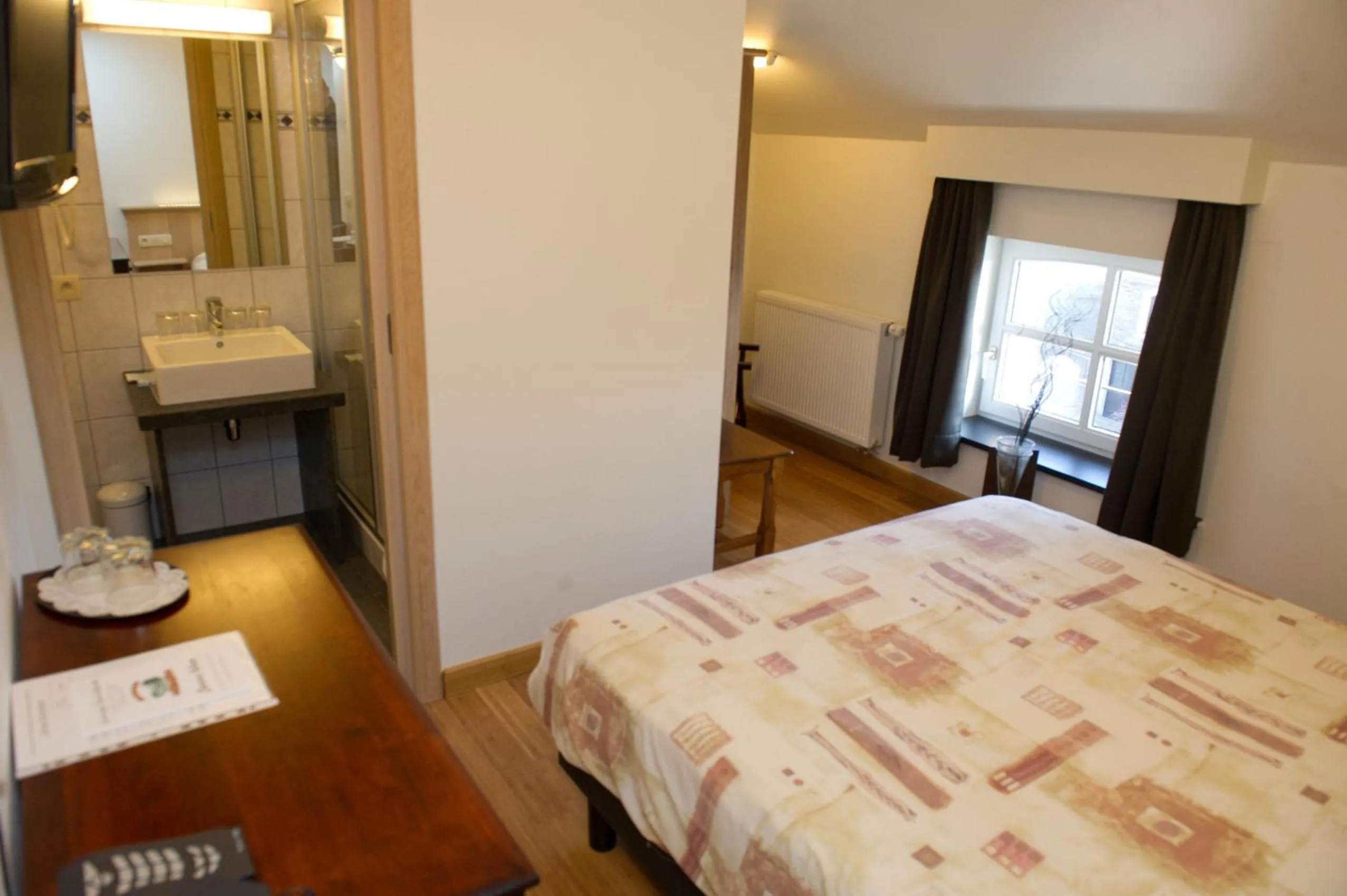 Property building, Bed in Auberge Saint-Martin