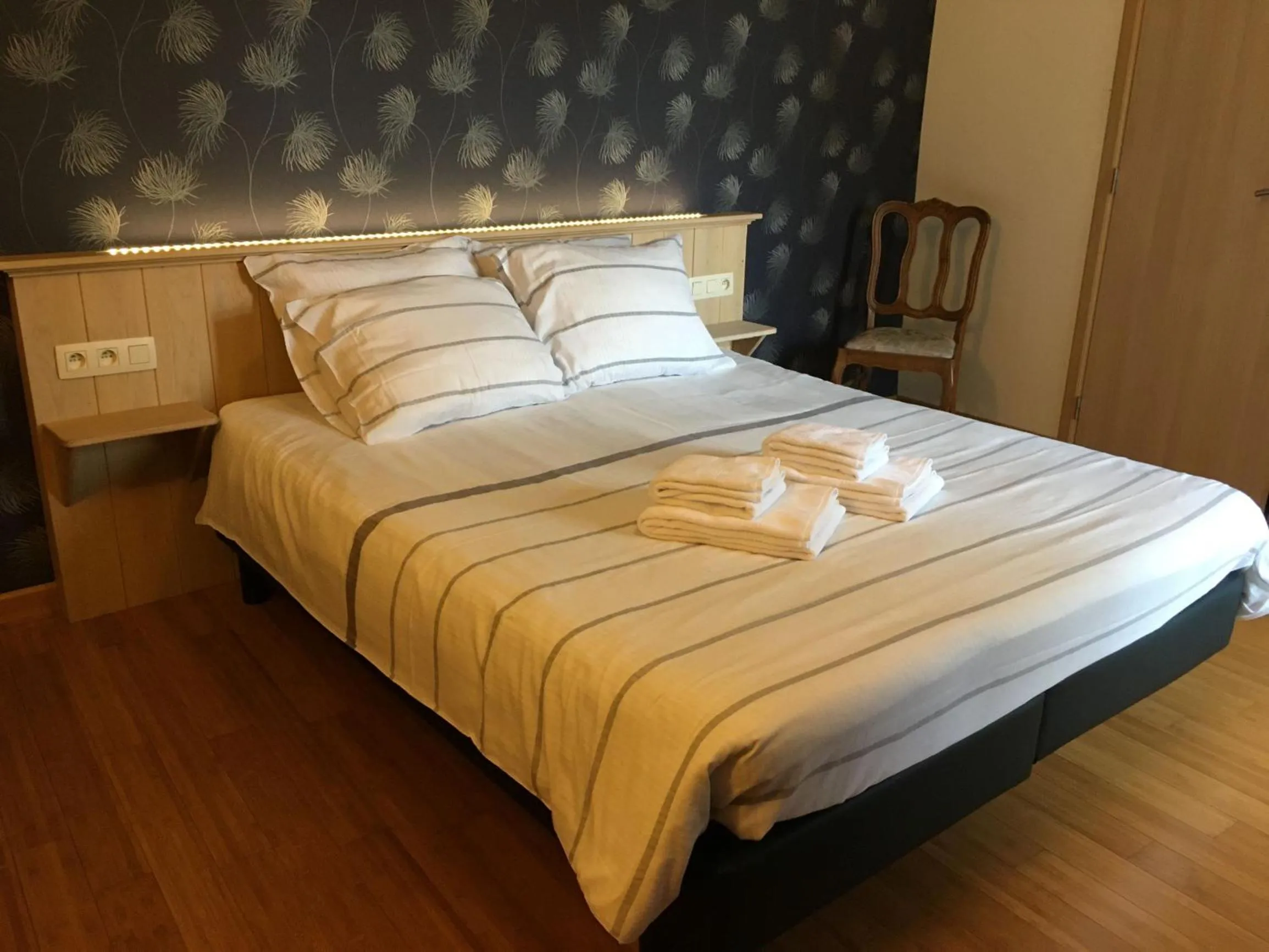 Bedroom, Bed in Auberge Saint-Martin