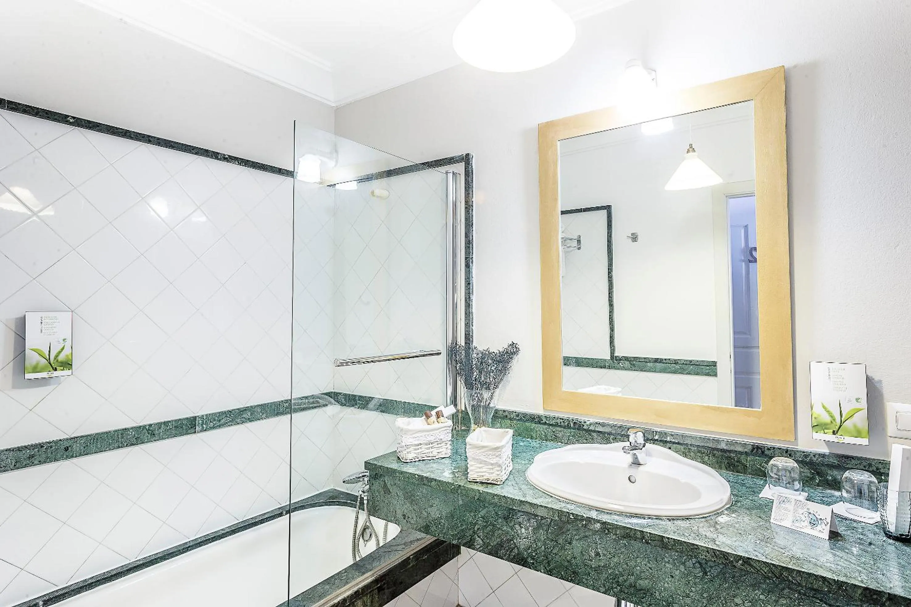 Bathroom in Labreña Hotel