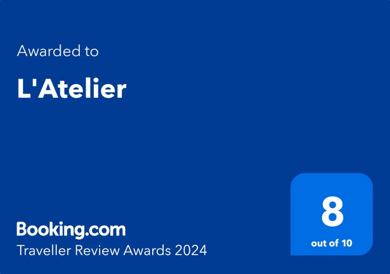 Text overlay in L'Atelier Vedi Napoli ai tuoi piedi